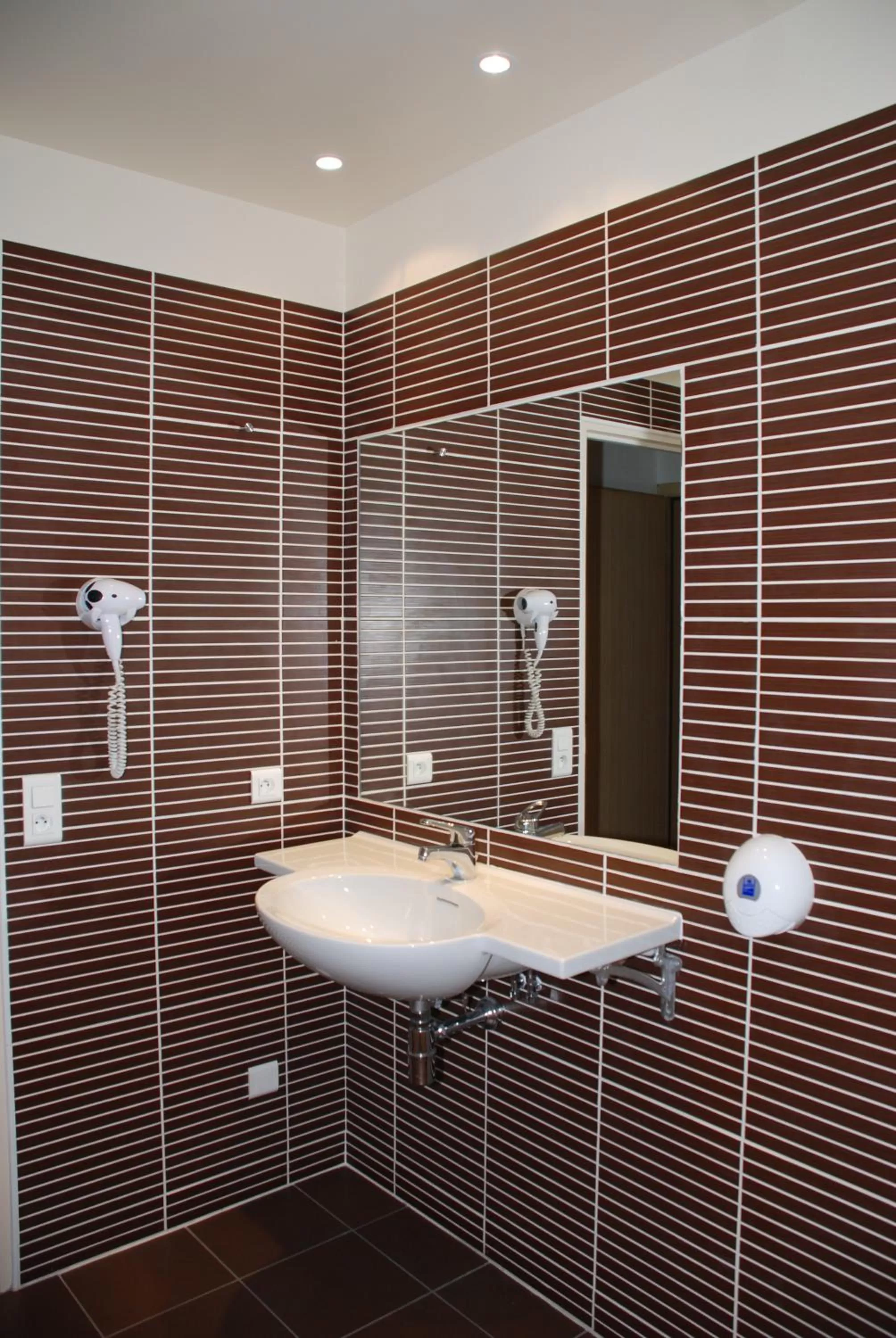 Bathroom in Cit'Hotel Criden