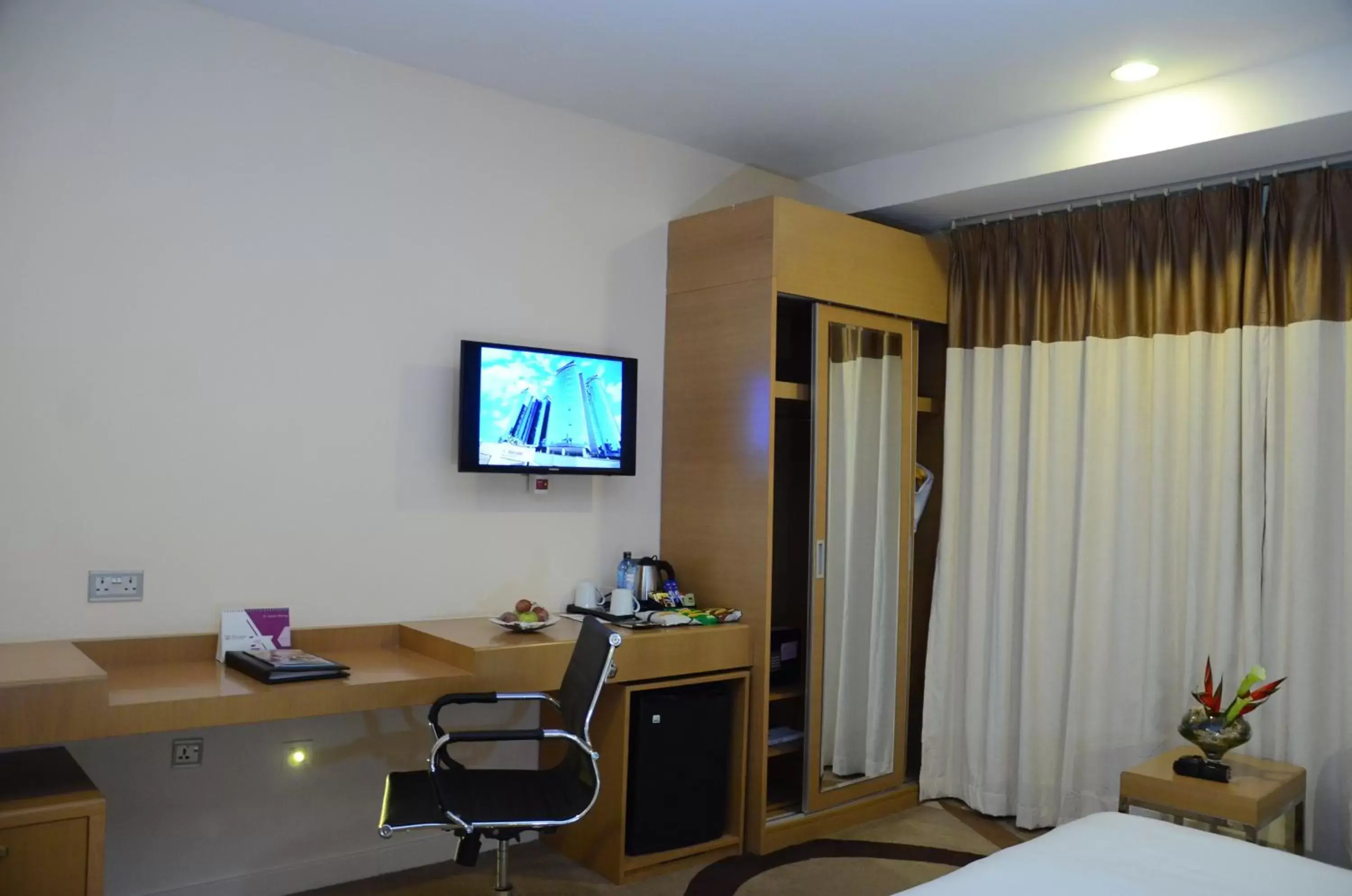 bunk bed, TV/Entertainment Center in PrideInn Azure Hotel Nairobi Westlands