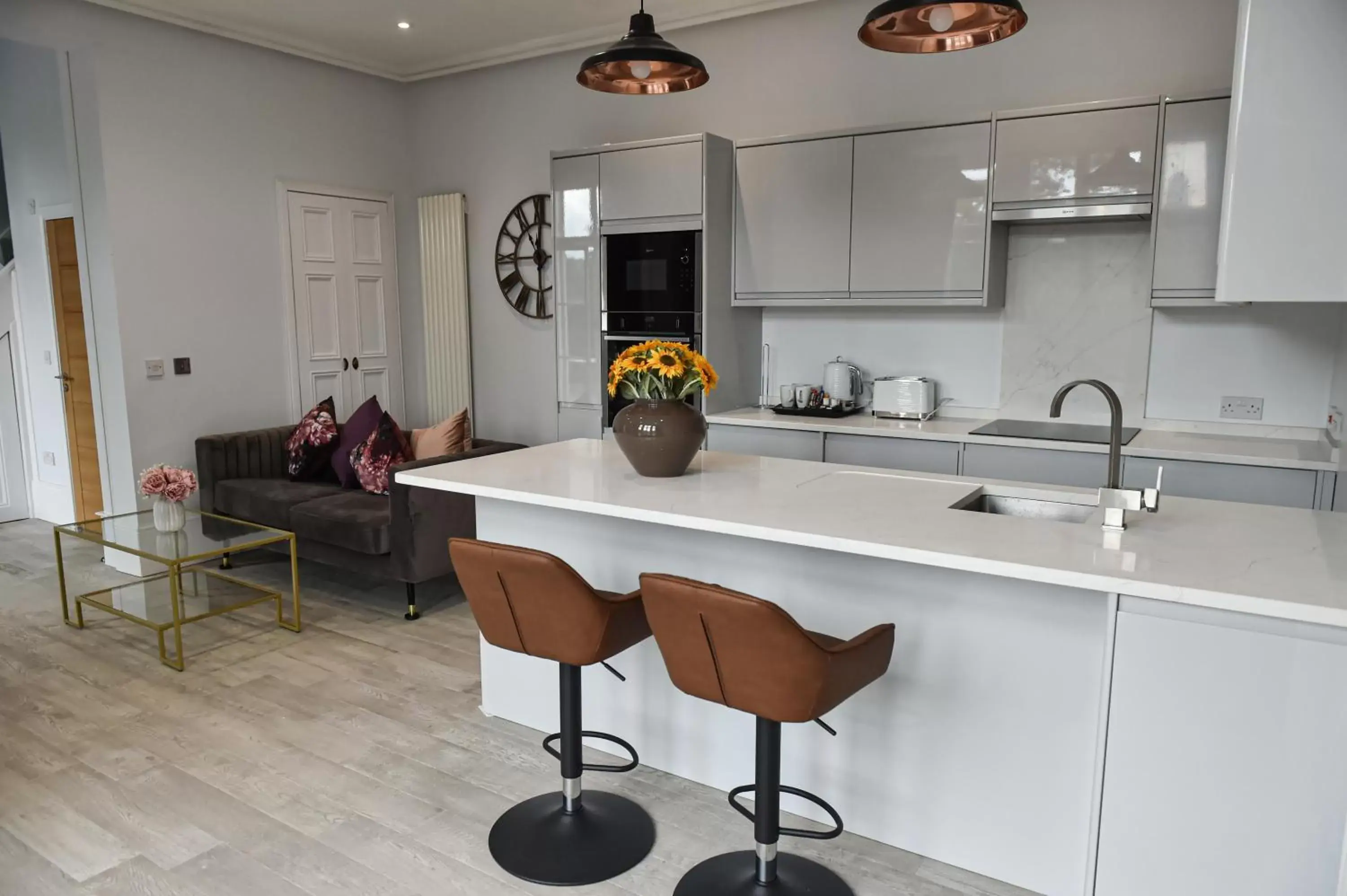 Dining area, Kitchen/Kitchenette in Victoria Colonnade Aparthotel