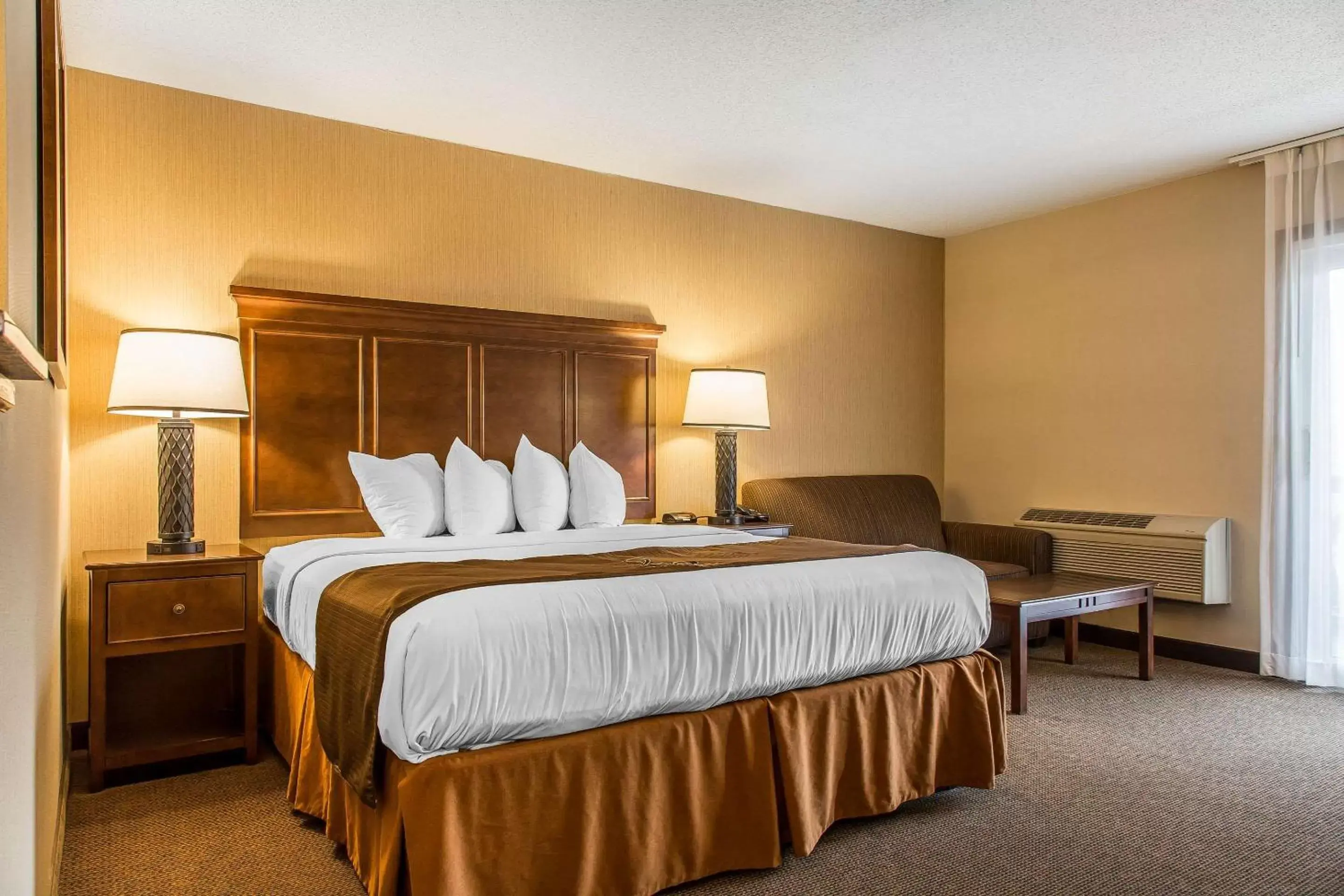 Photo of the whole room, Bed in The Black Swan Lee - Lenox, Ascend Hotel Collection