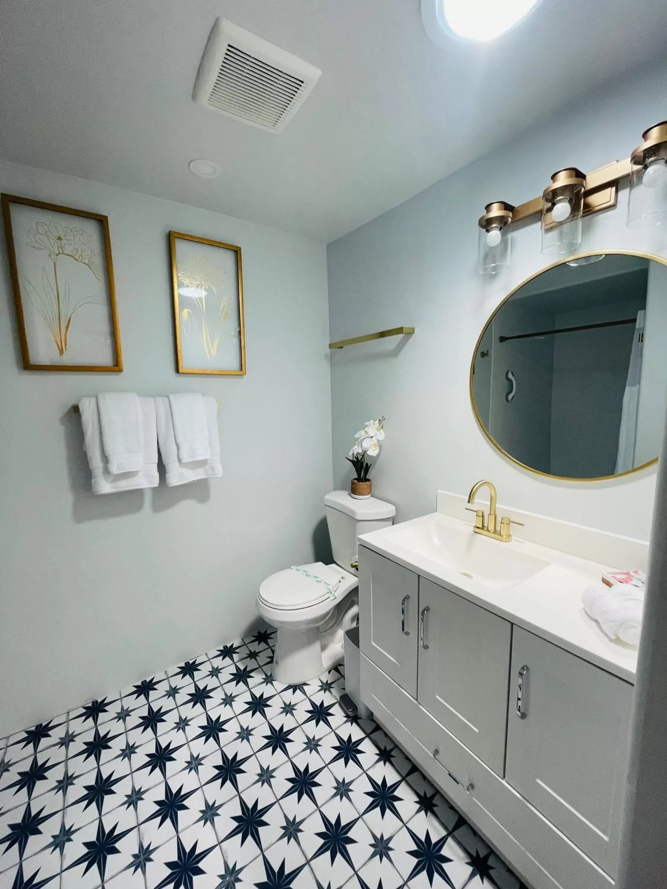 Bathroom in Adobe Rose Inn