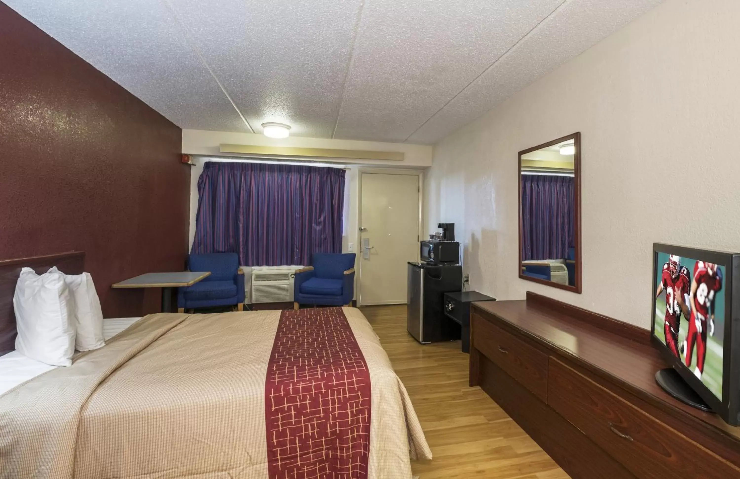 Photo of the whole room, TV/Entertainment Center in Red Roof Inn Atlanta-Norcross