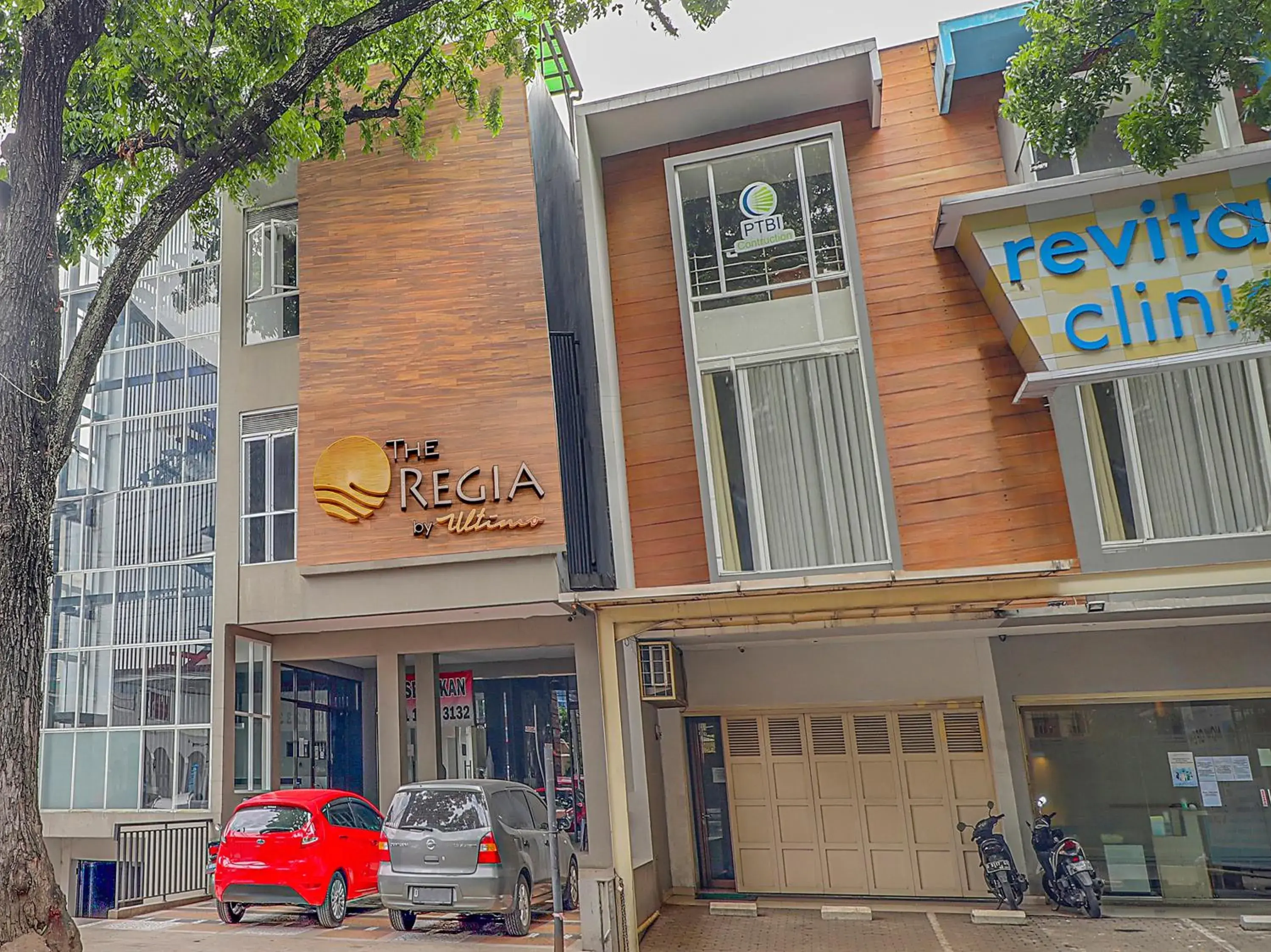 Facade/entrance, Property Building in OYO Flagship 90726 The Regia Cihampelas Hotel Bandung