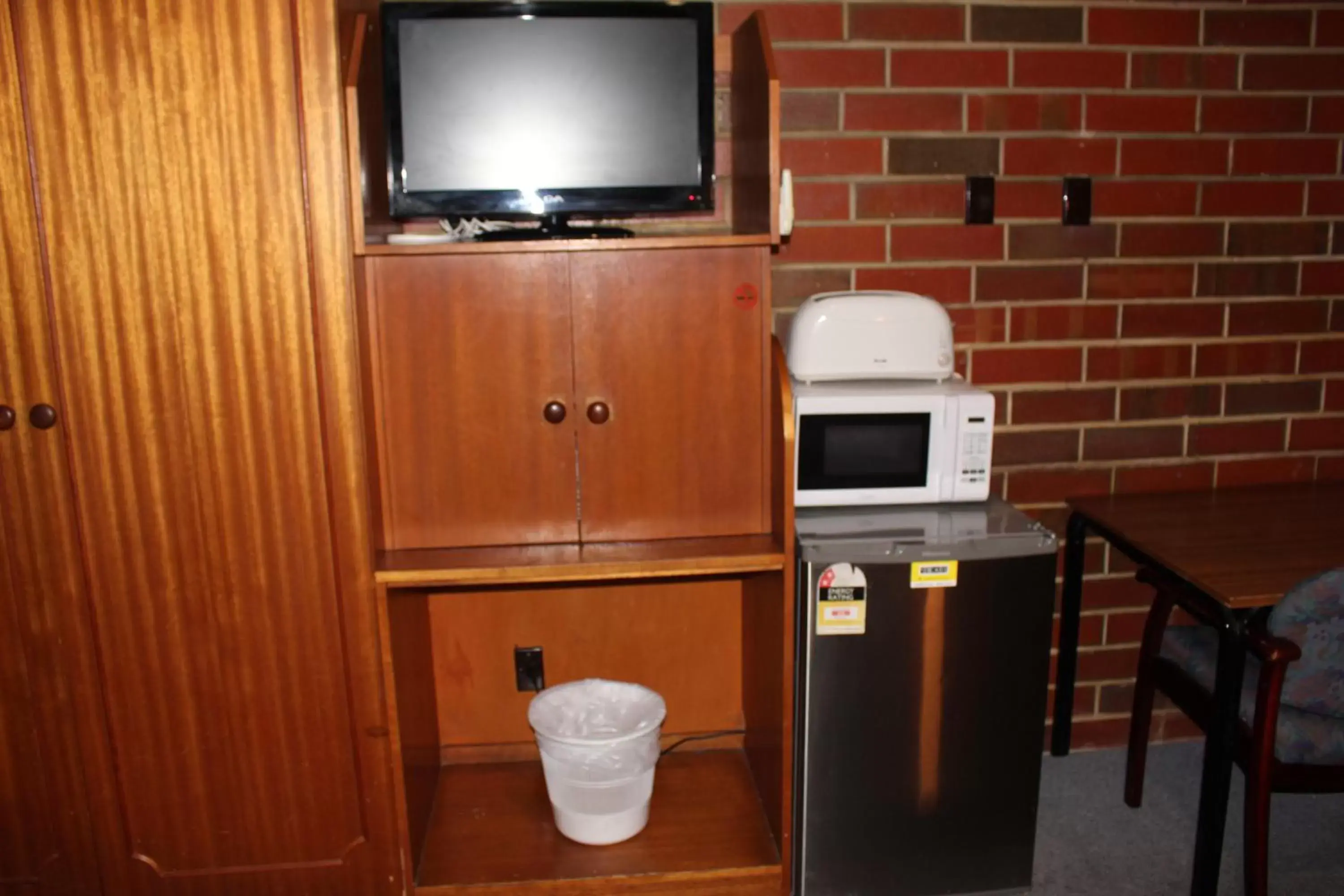 Toilet, TV/Entertainment Center in Pavlos Motel