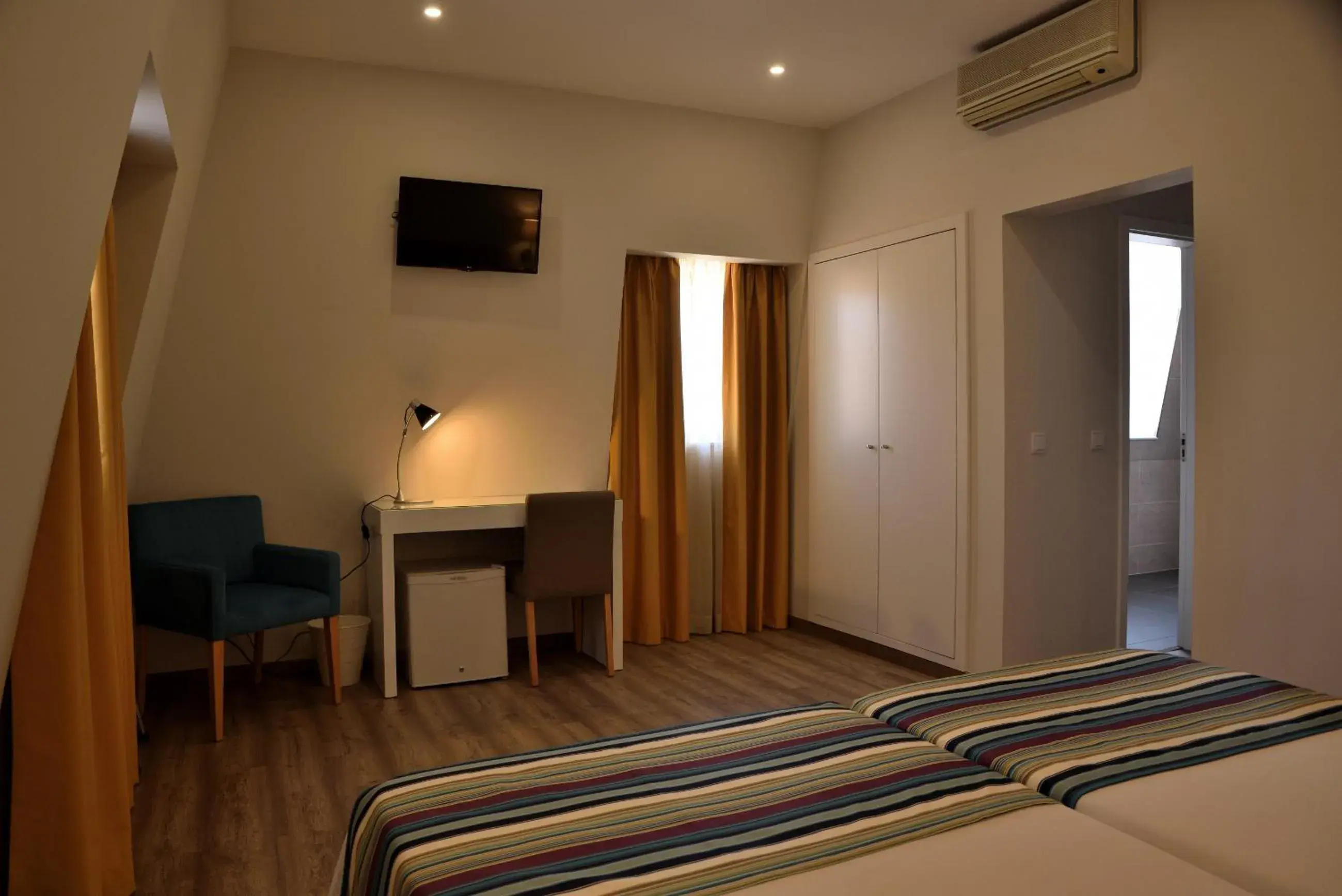 Bedroom, TV/Entertainment Center in Porto Domus Hotel