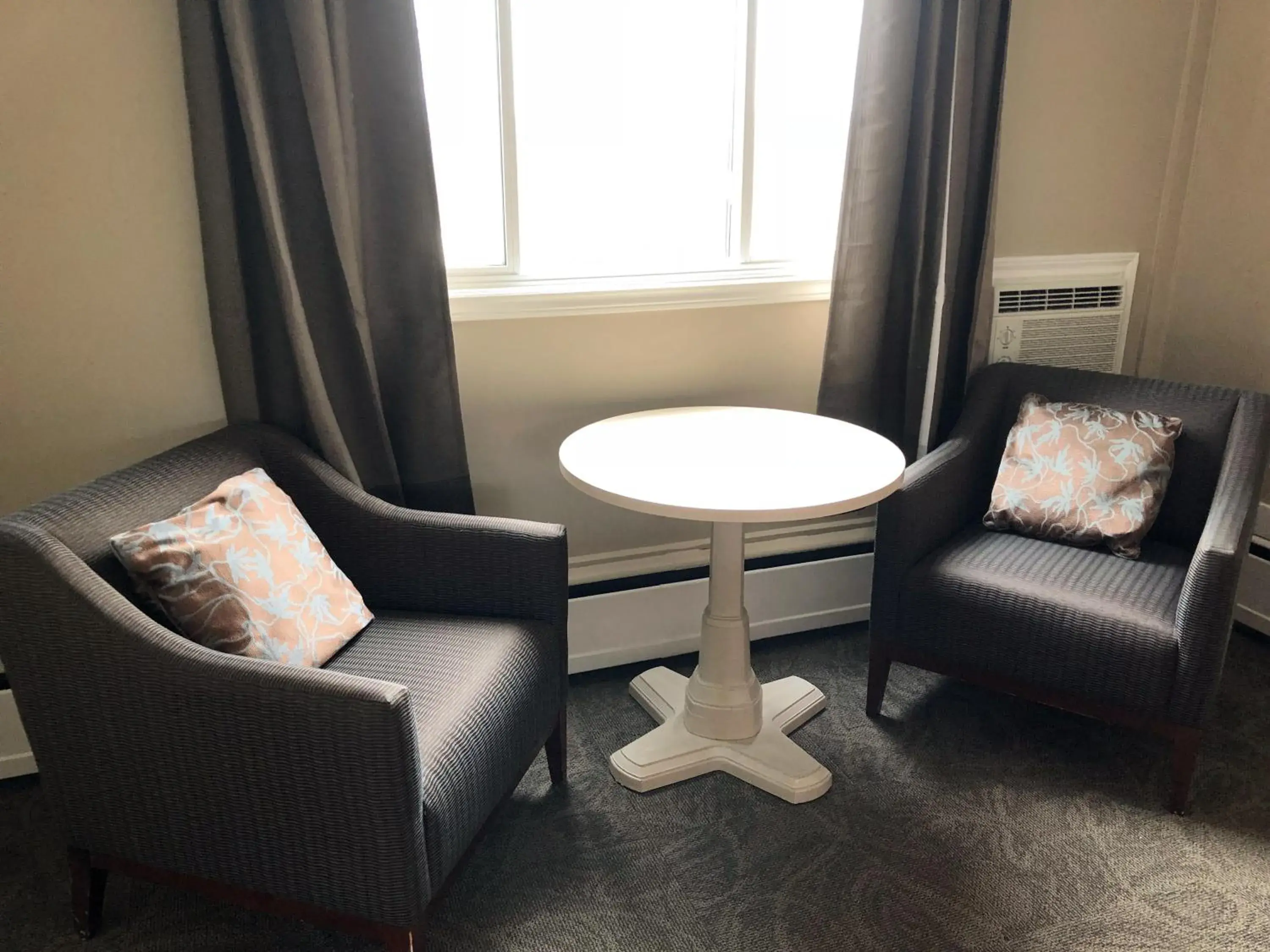 Living room, Seating Area in Seasons Inn Halifax