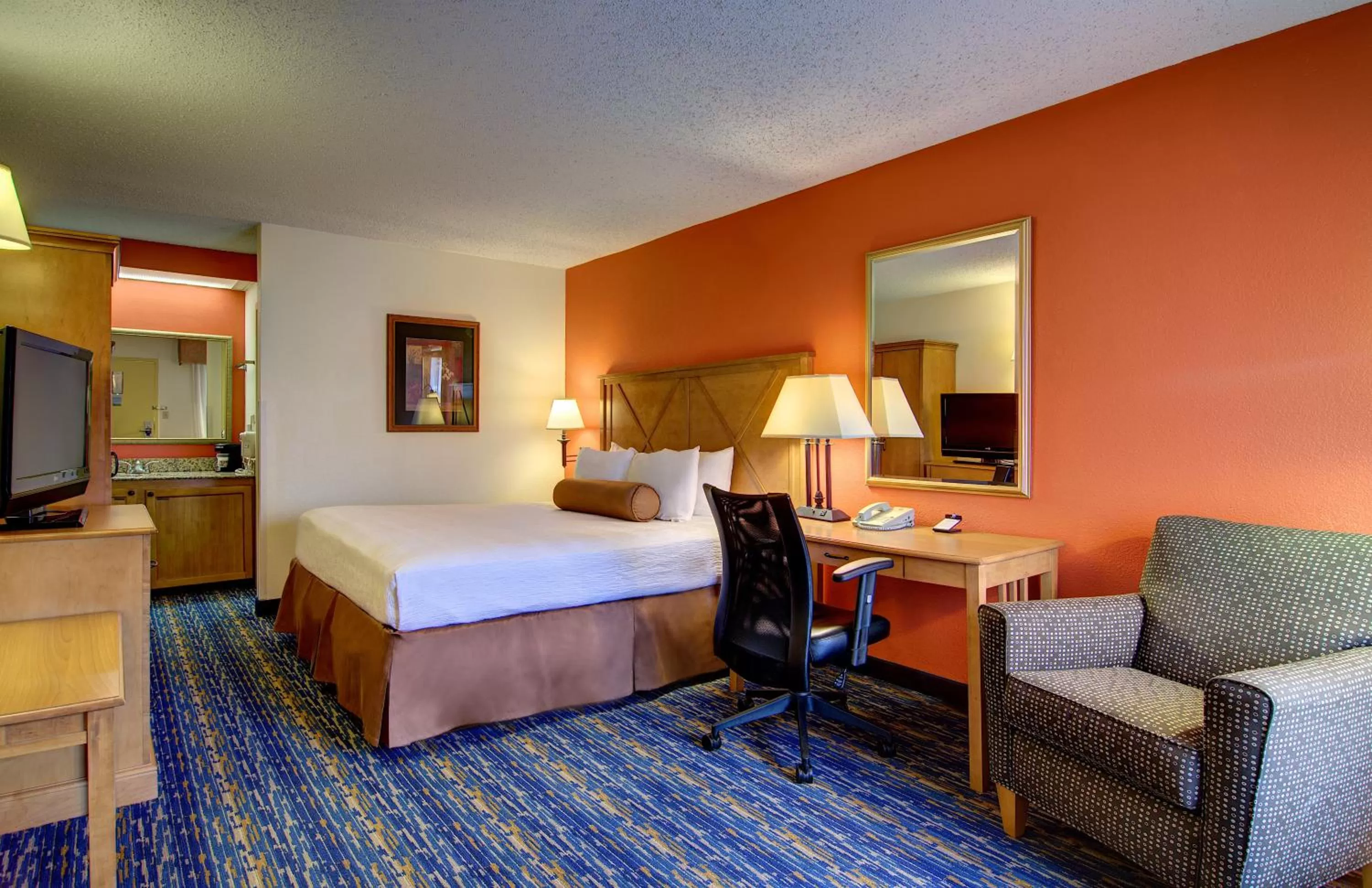 Photo of the whole room, Bed in Best Western Dulles Airport Inn