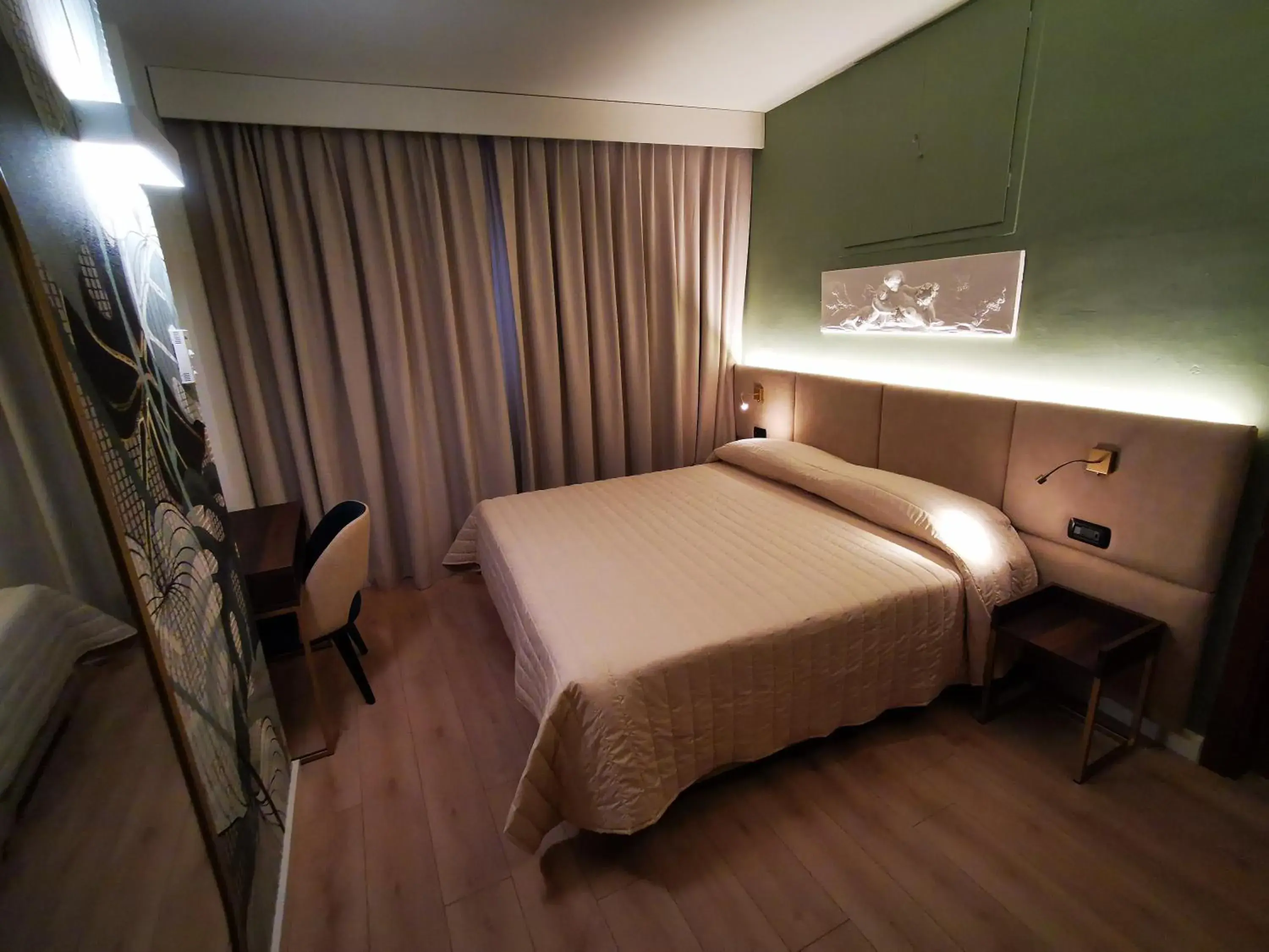 Bedroom, Bed in Hotel Balcony