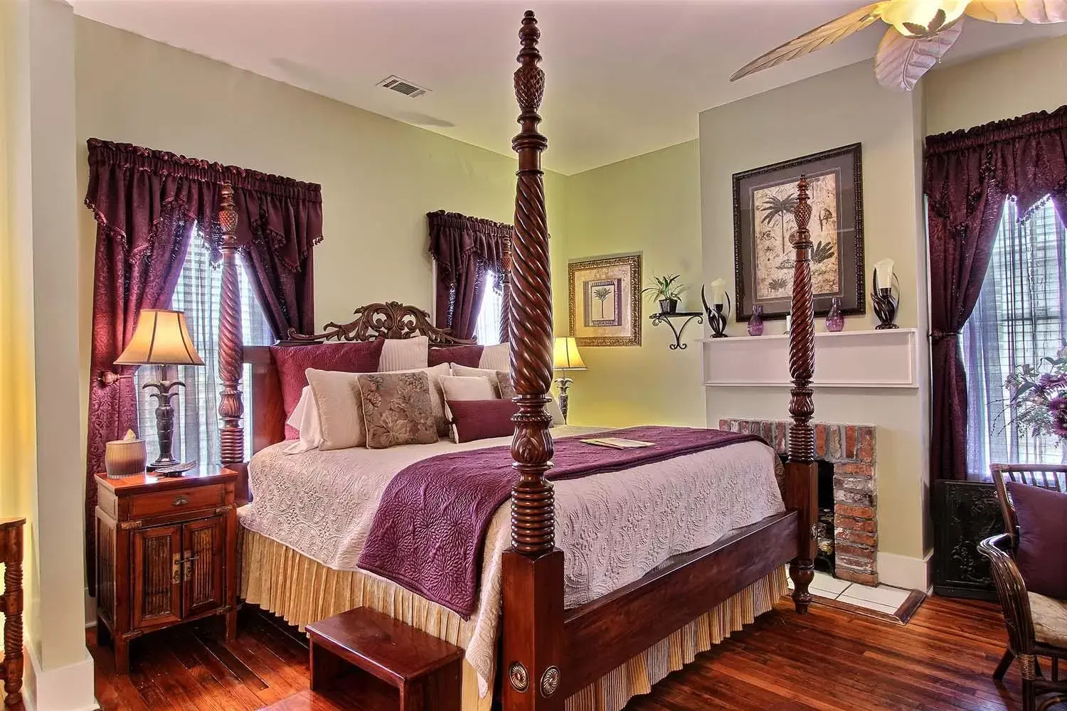 Bedroom, Bed in Green Palm Inn Bedroom, Bed in Green Palm Inn