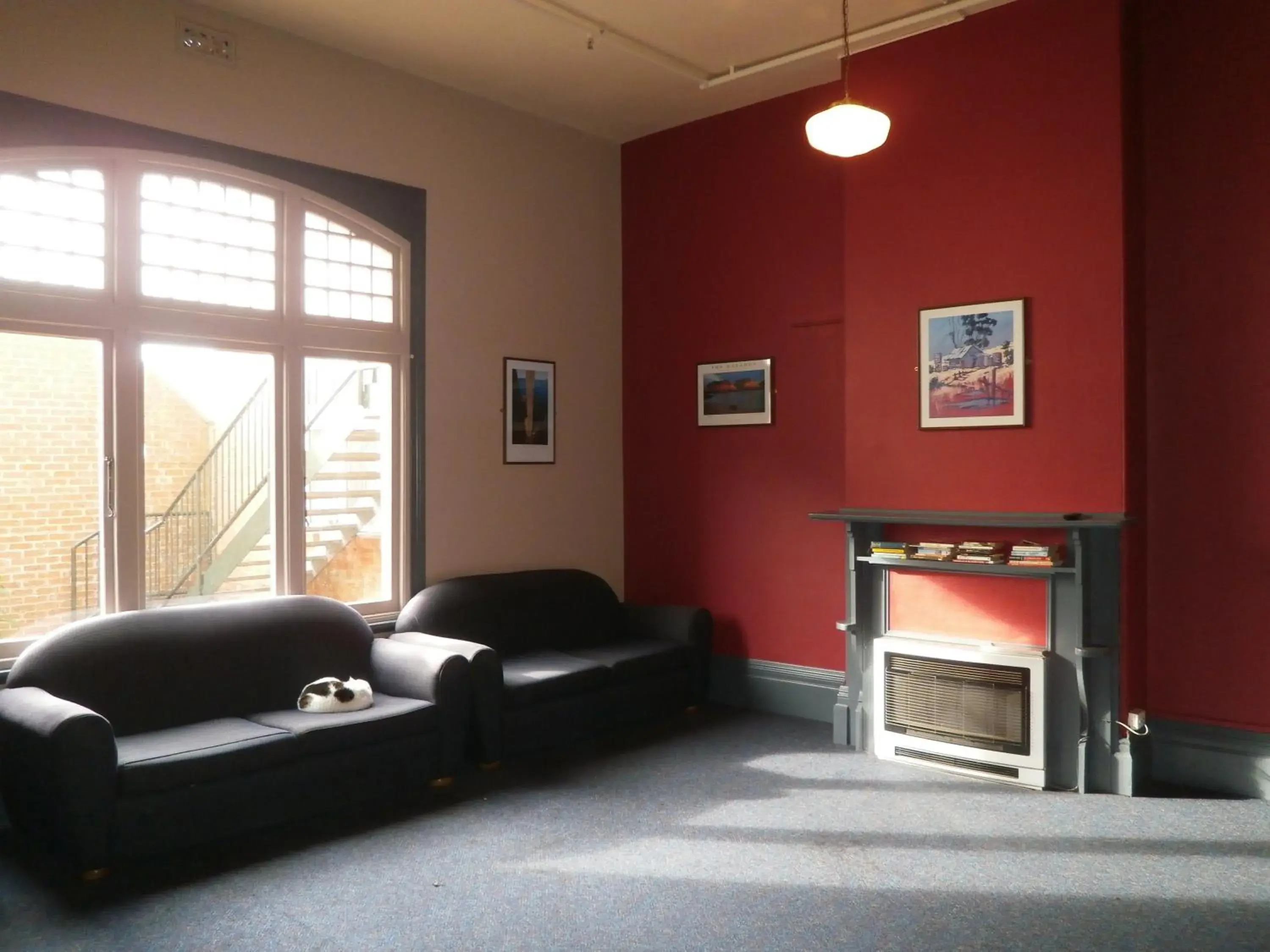 Communal lounge/ TV room, Seating Area in Launceston Backpackers