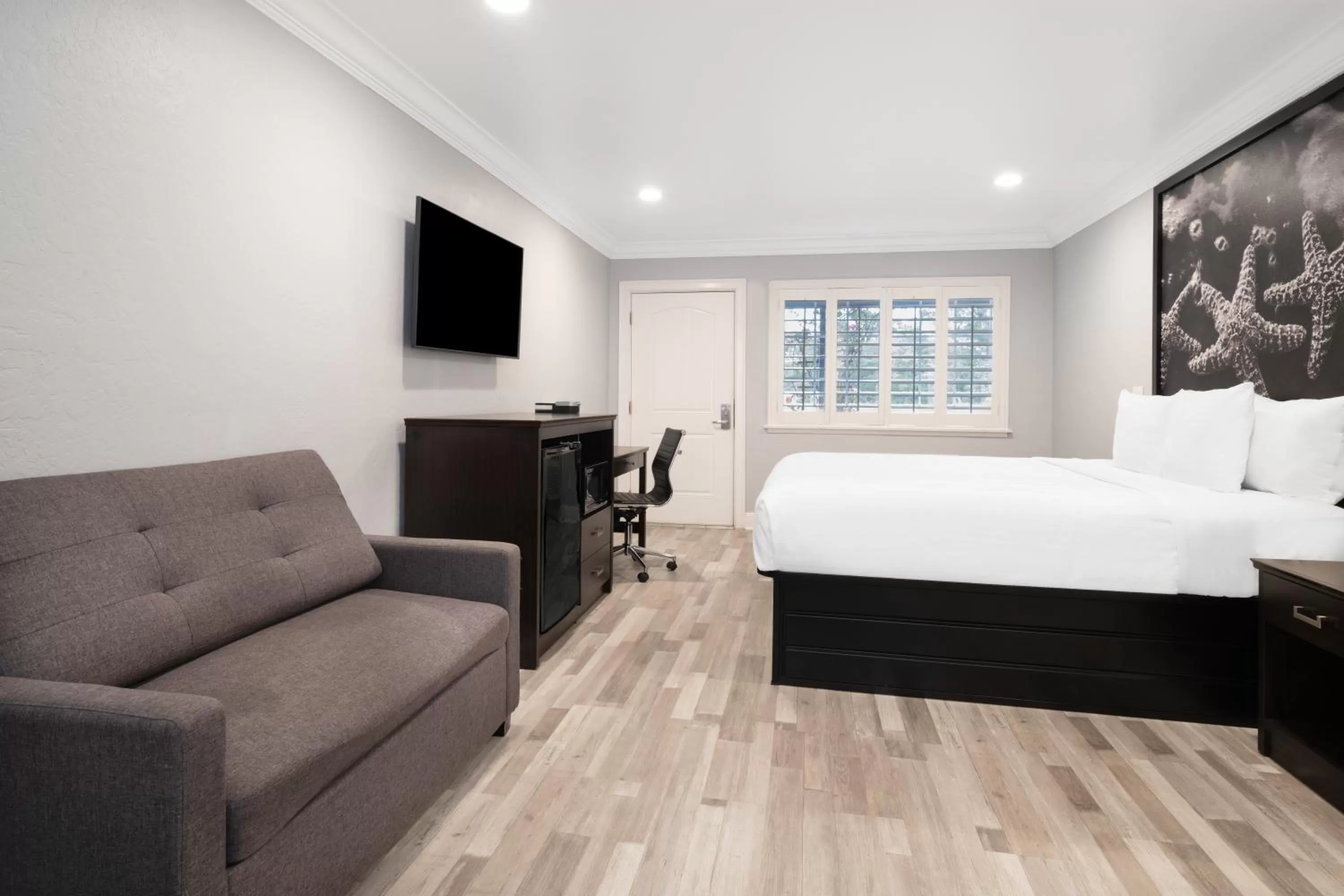 Bedroom, Bed in Aura Inn Monterey