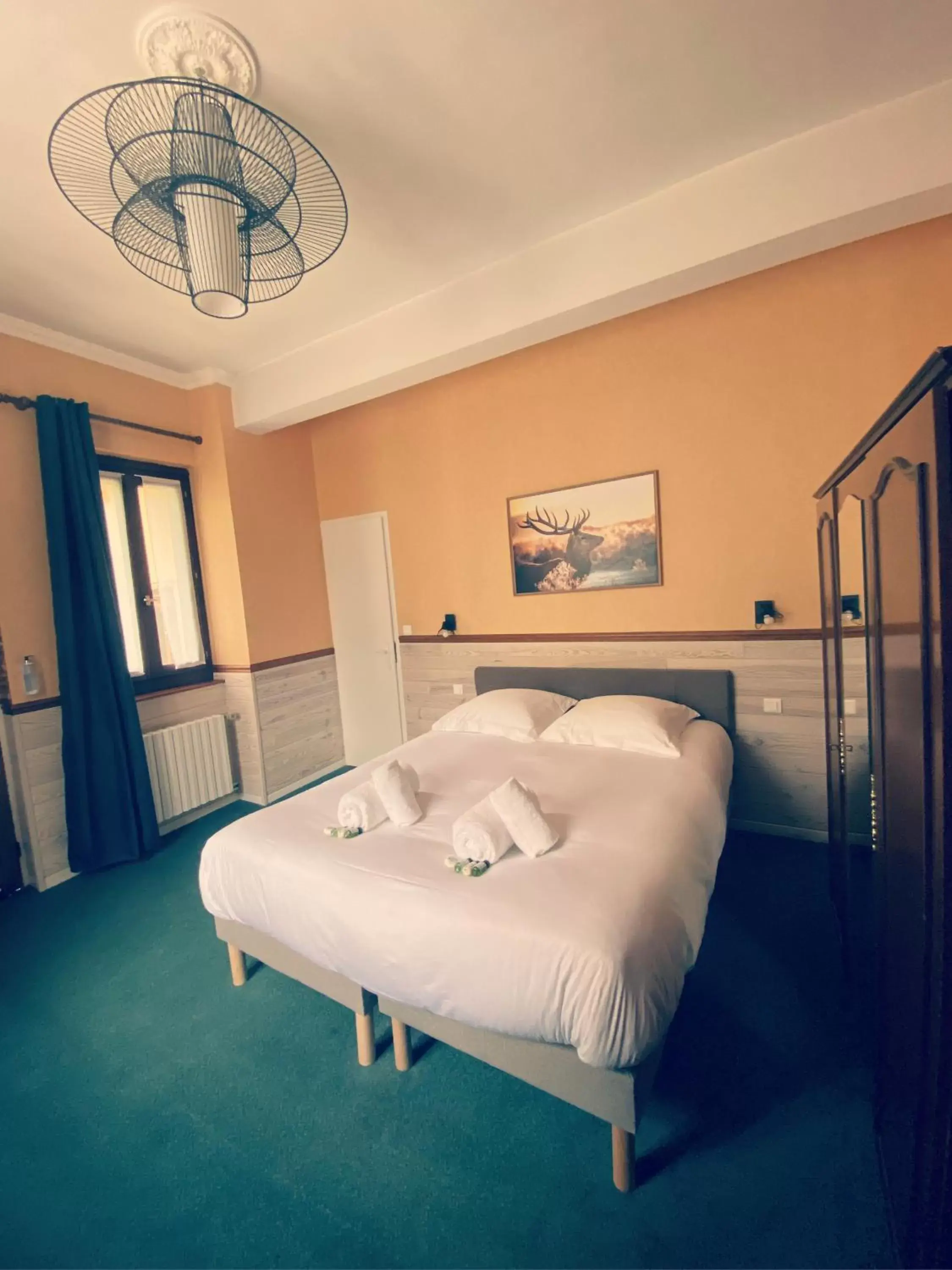 Photo of the whole room, Bed in Auberge "La Petite Auberge"