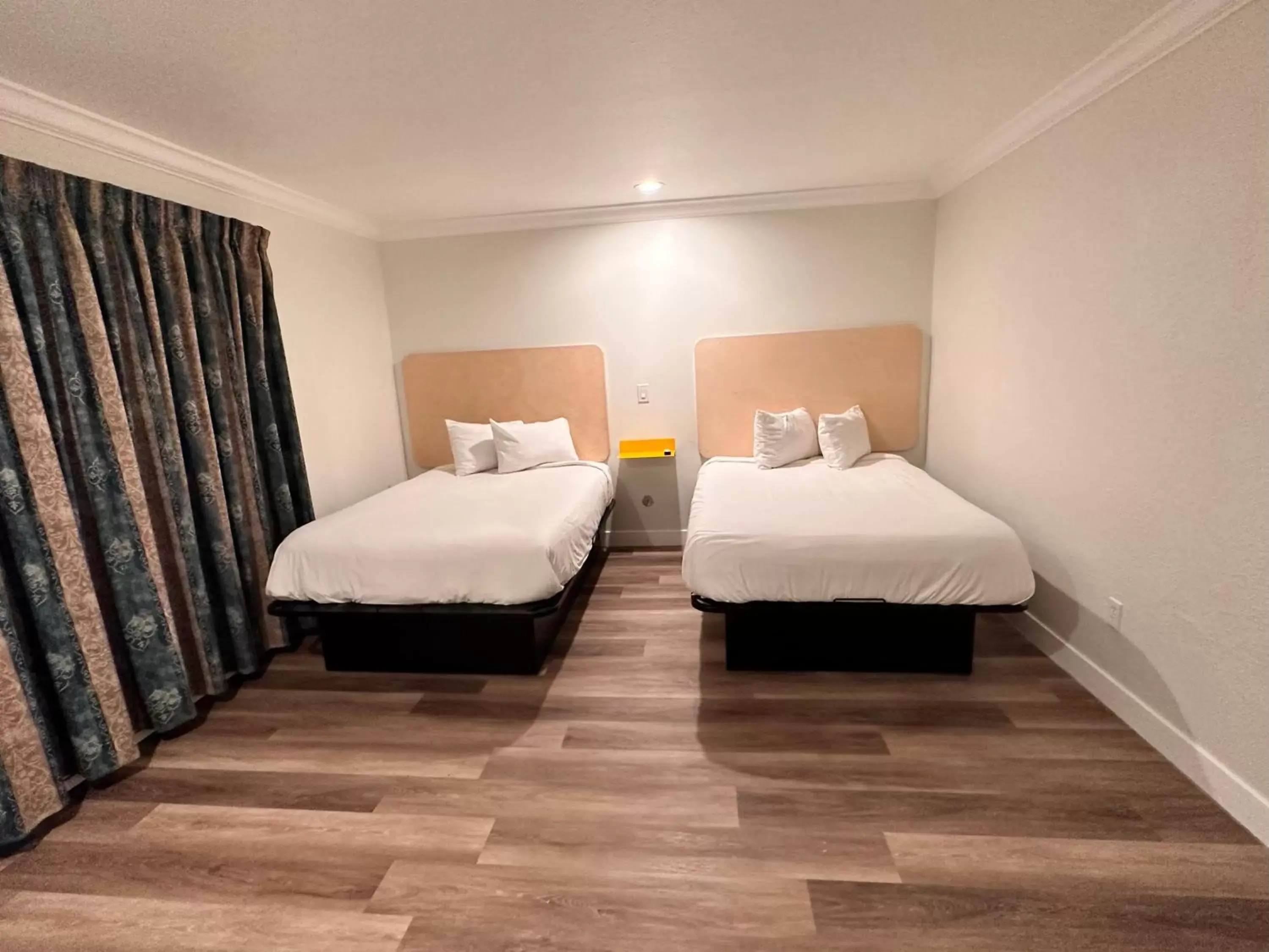Bedroom, Bed in Gateway Lodge