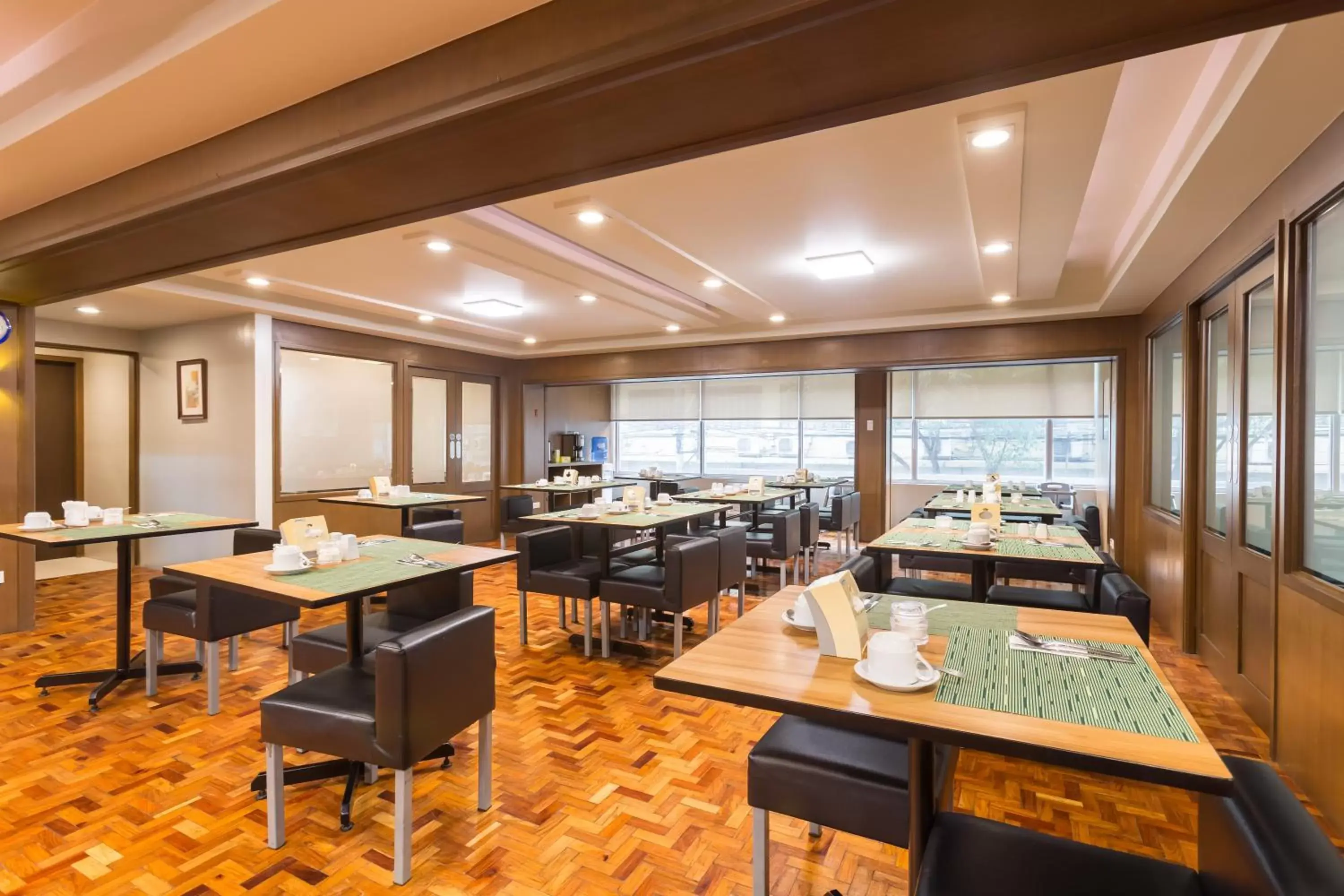 Breakfast, Restaurant/Places to Eat in Tropicana Suites