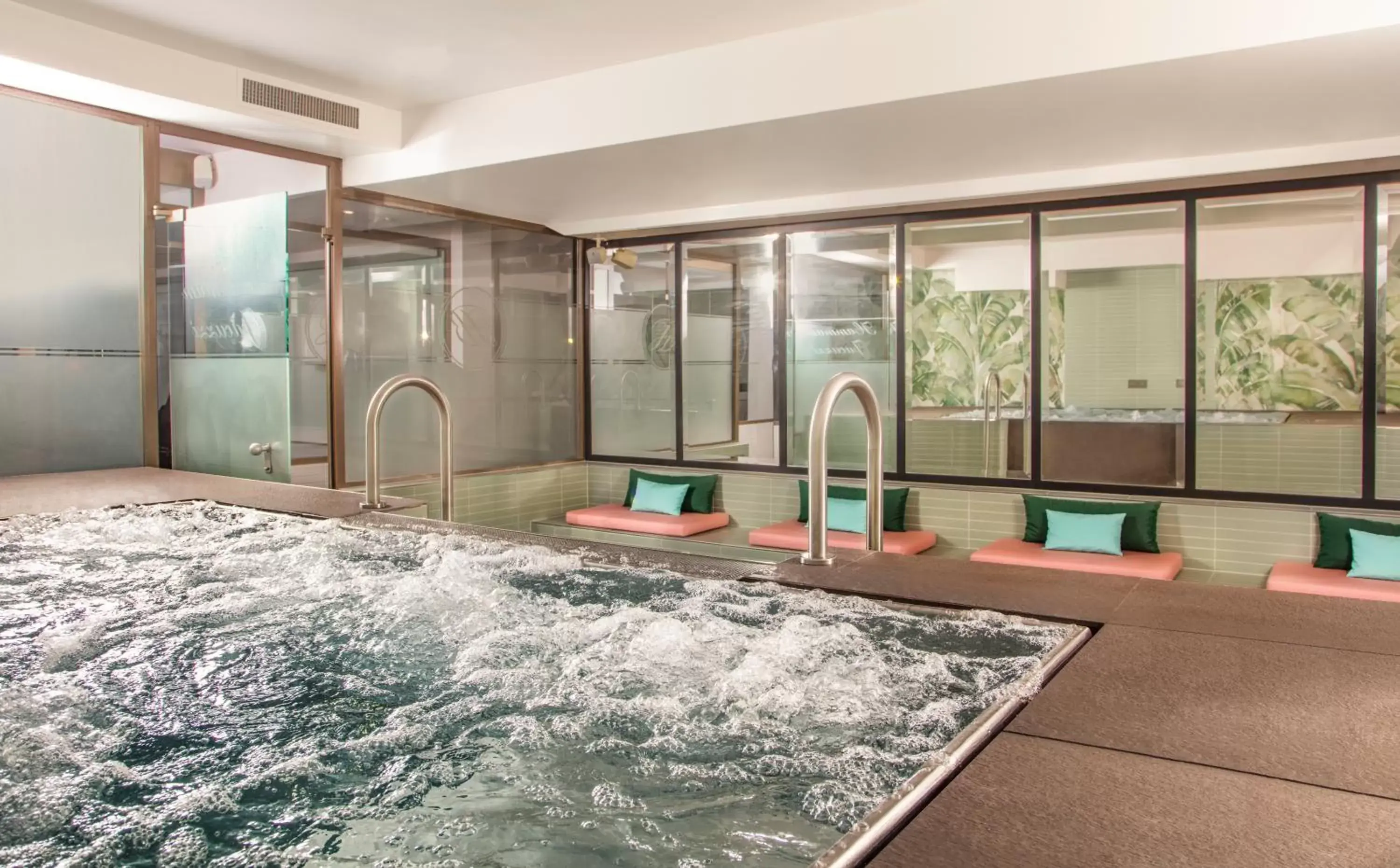 Hot Tub, Swimming Pool in Hotel Bristol