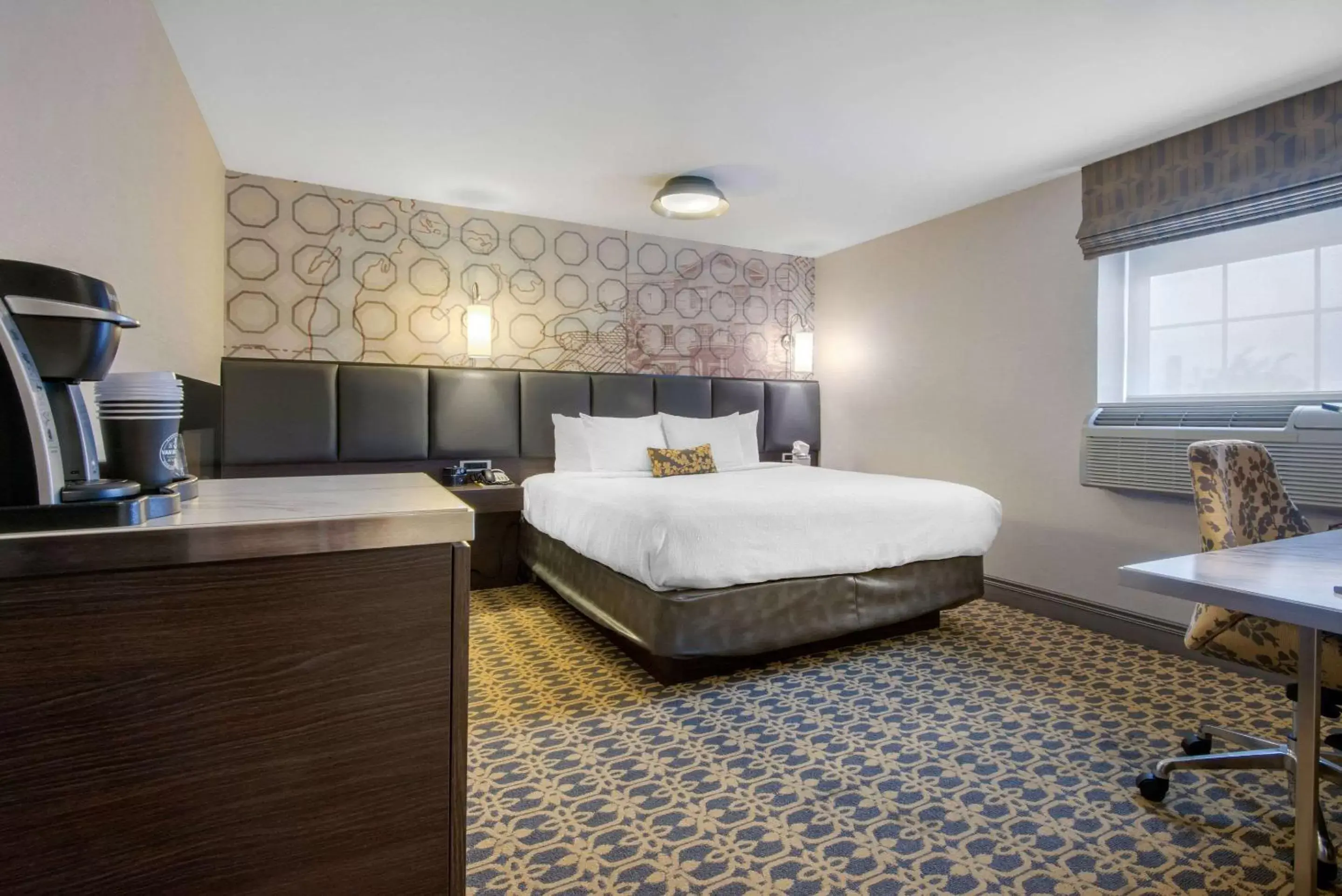 Photo of the whole room, Bed in The Champlain Waterfront Hotel, an Ascend Hotel Collection