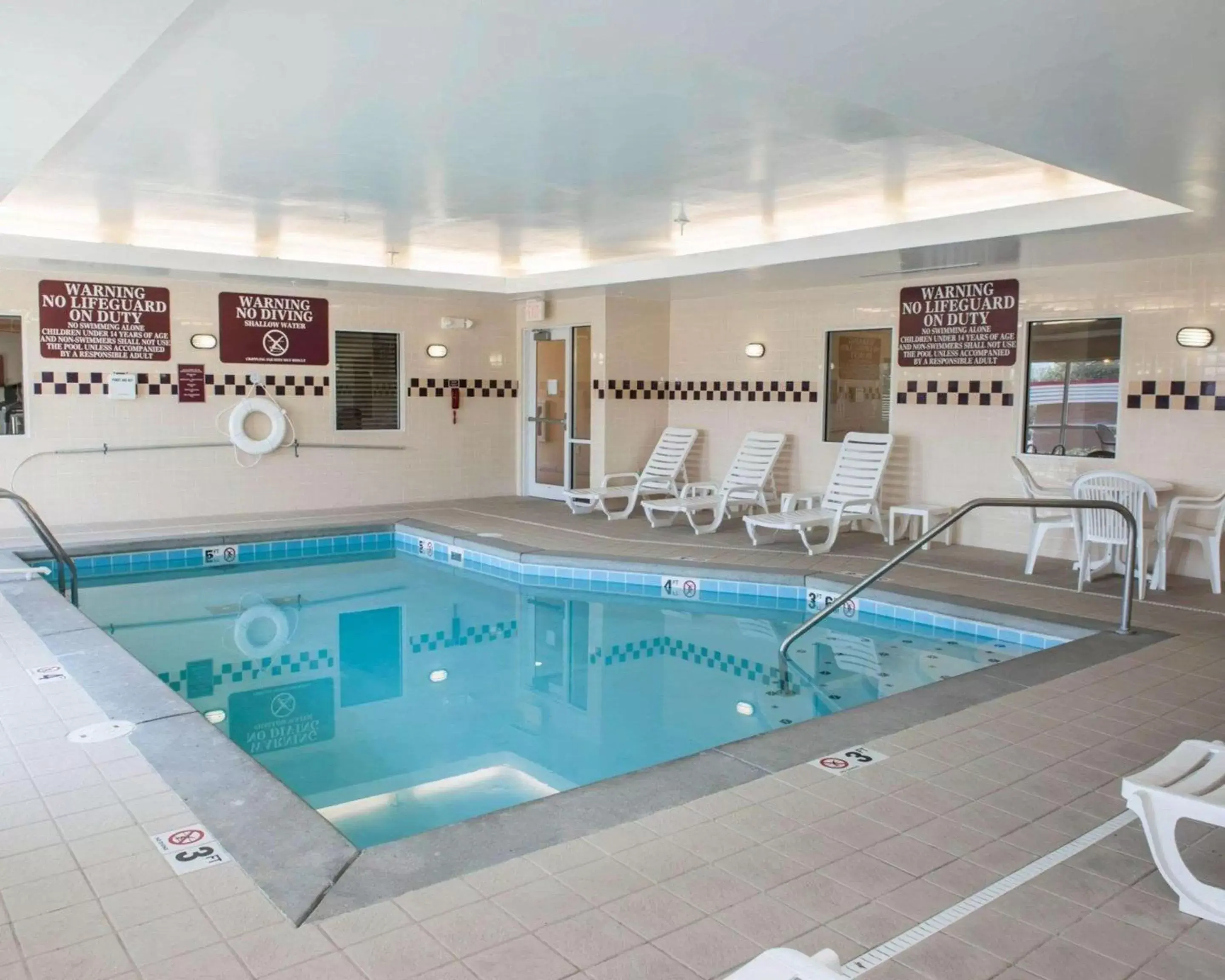 On site, Swimming Pool in Comfort Suites Southport