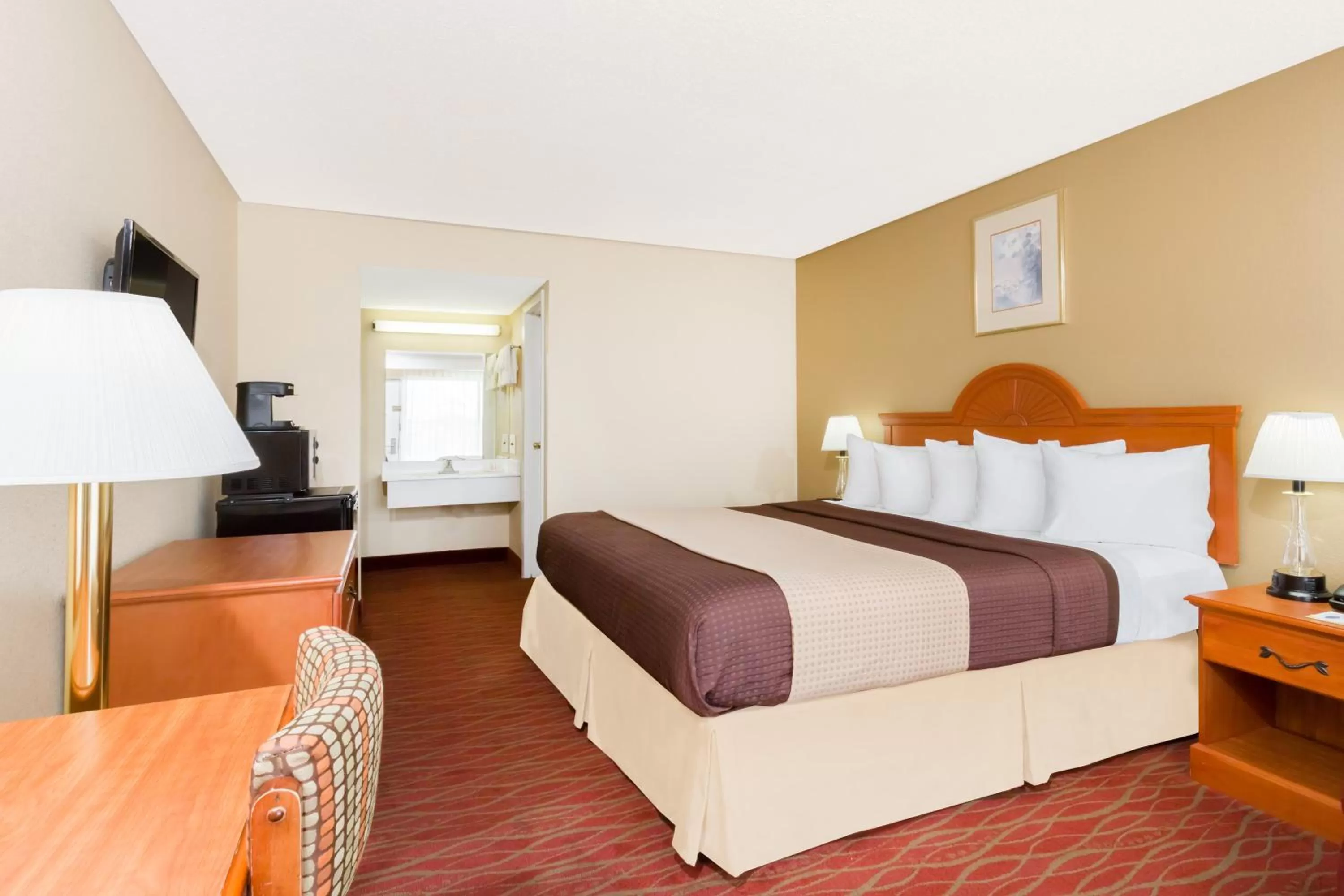 Bedroom, Bed in Days Inn by Wyndham Staunton