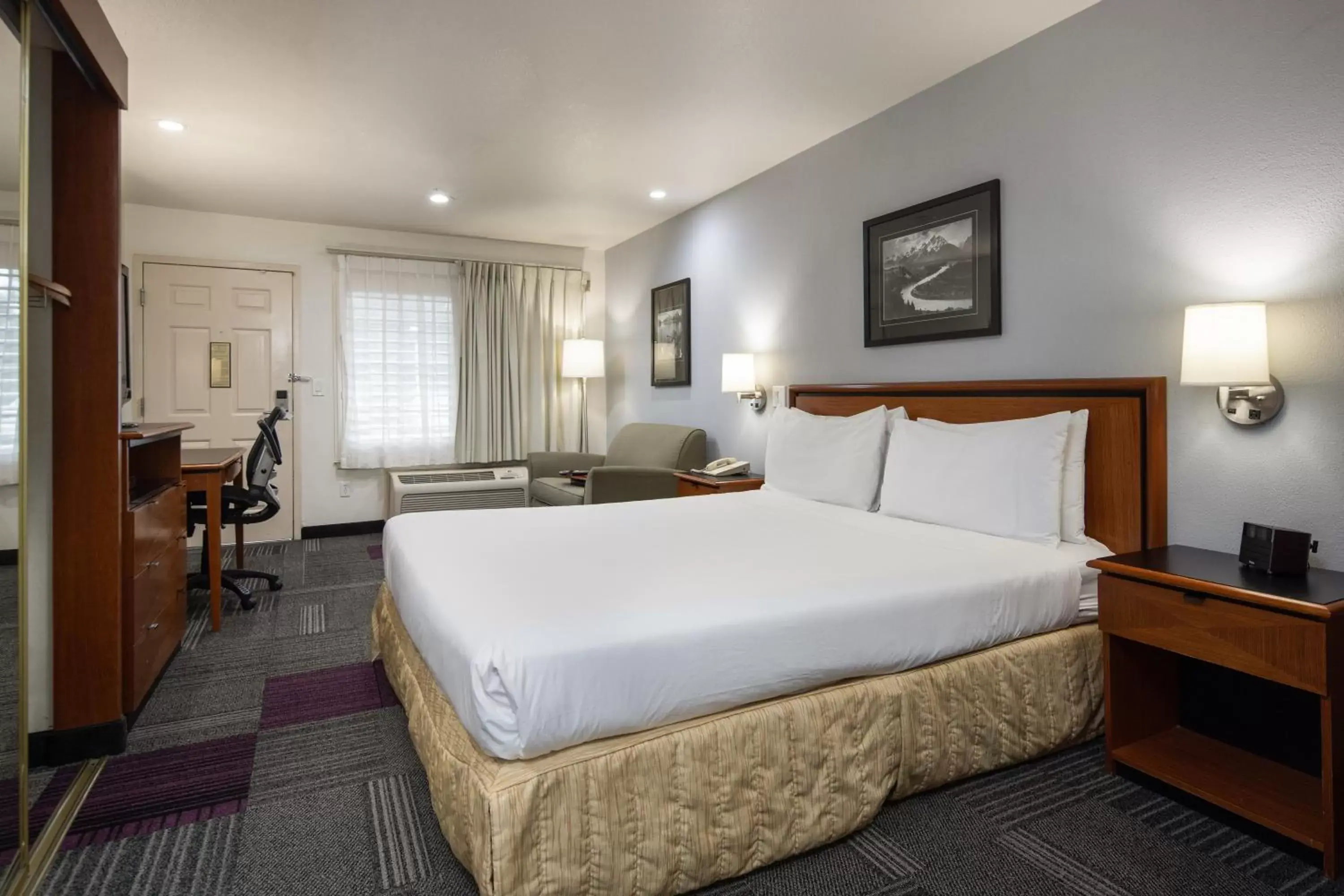 Bed in Atherton Park Inn and Suites