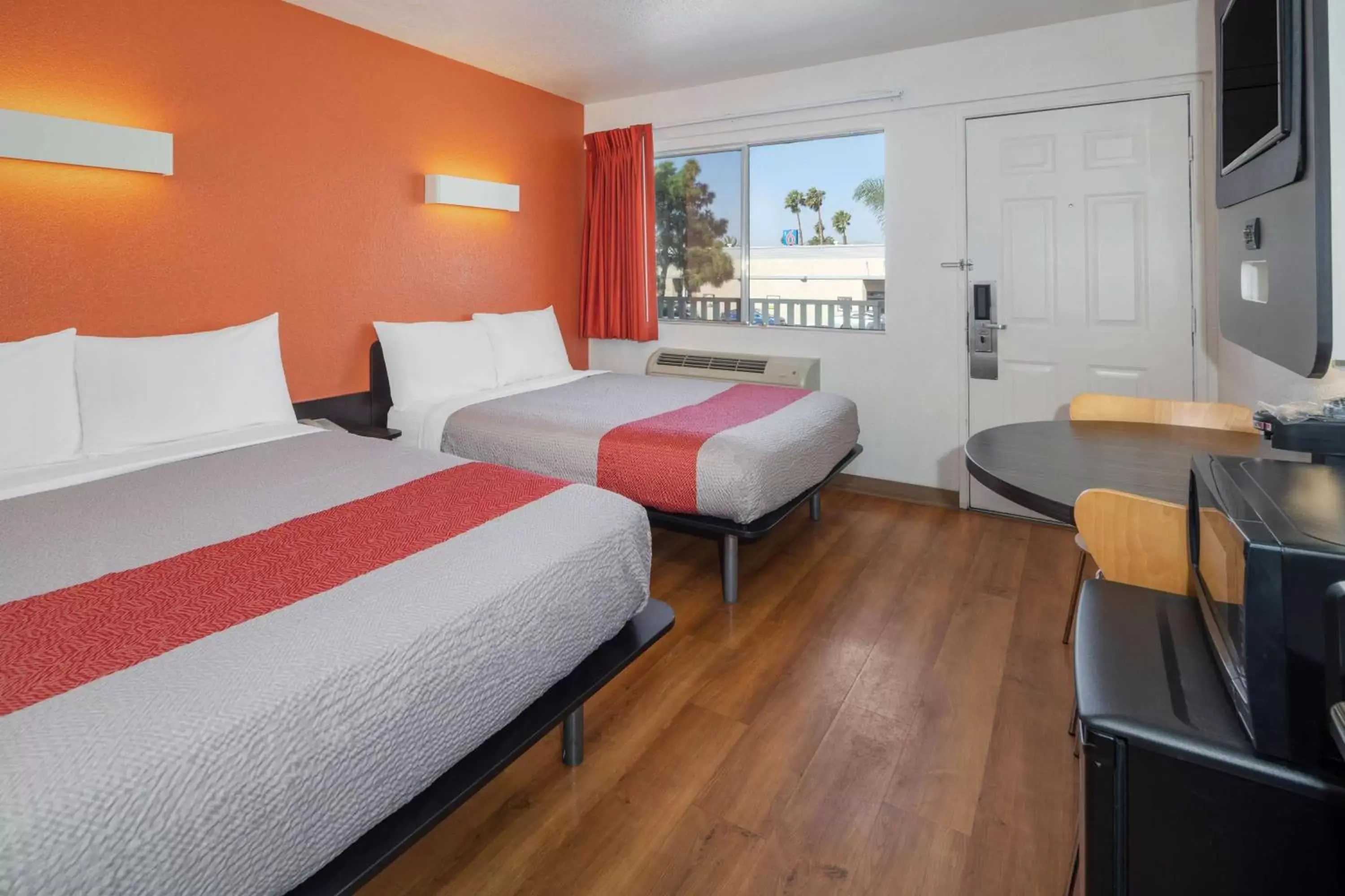 Bedroom in Motel 6-Ventura, CA - Beach