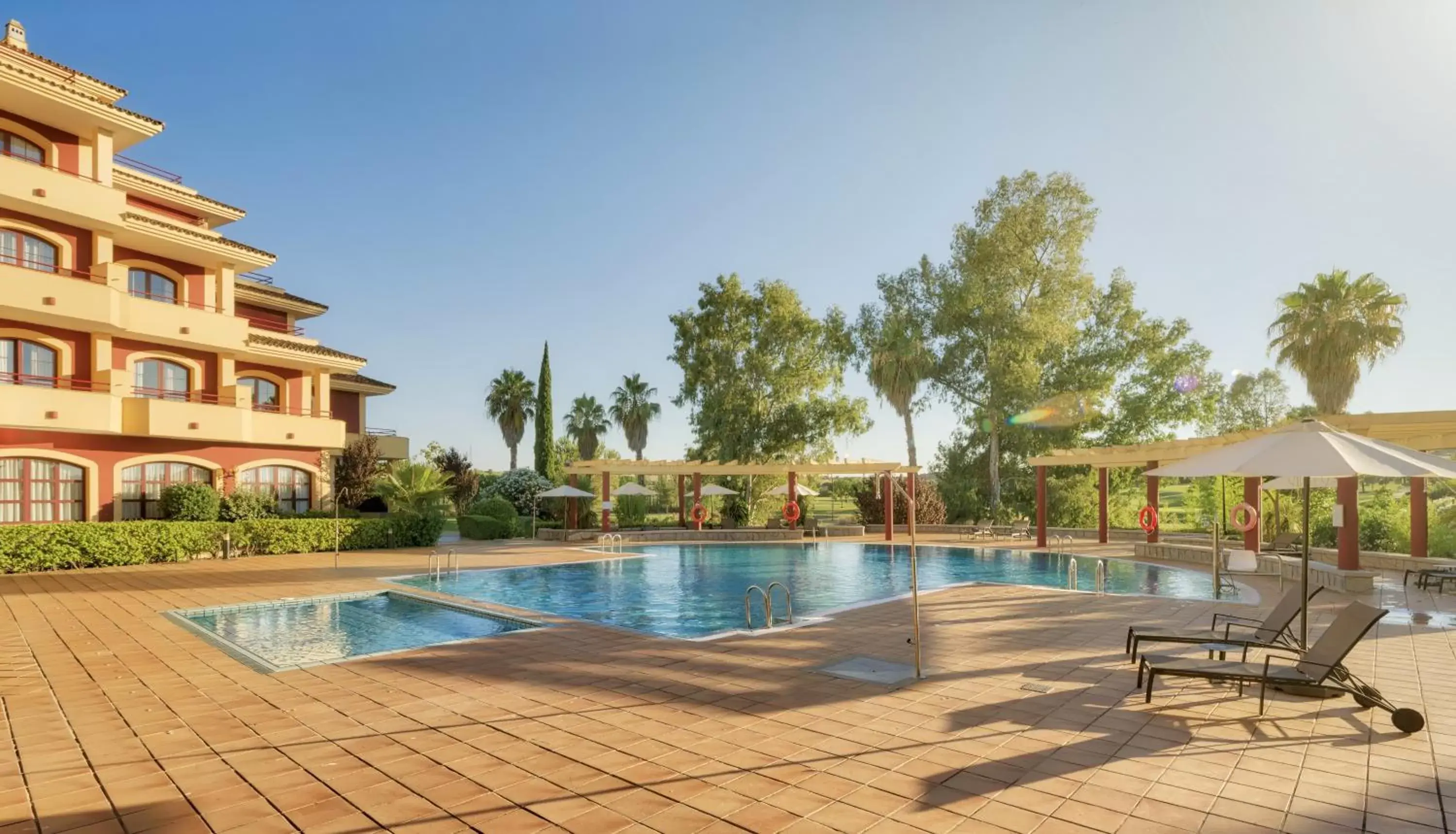 Swimming pool, Property Building in Ilunion Golf Badajoz