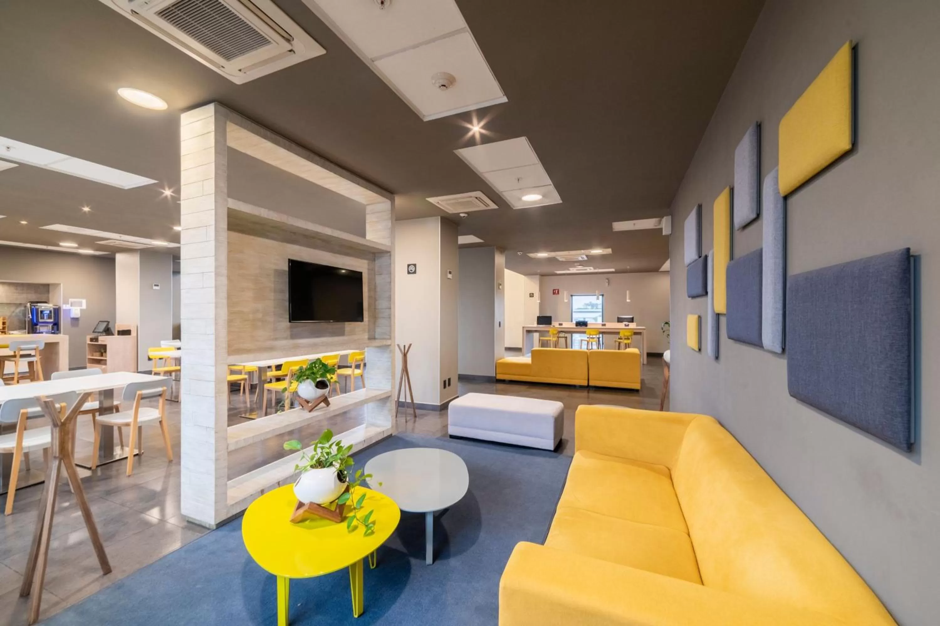 Lobby or reception in City Express Plus by Marriott Guadalajara Palomar