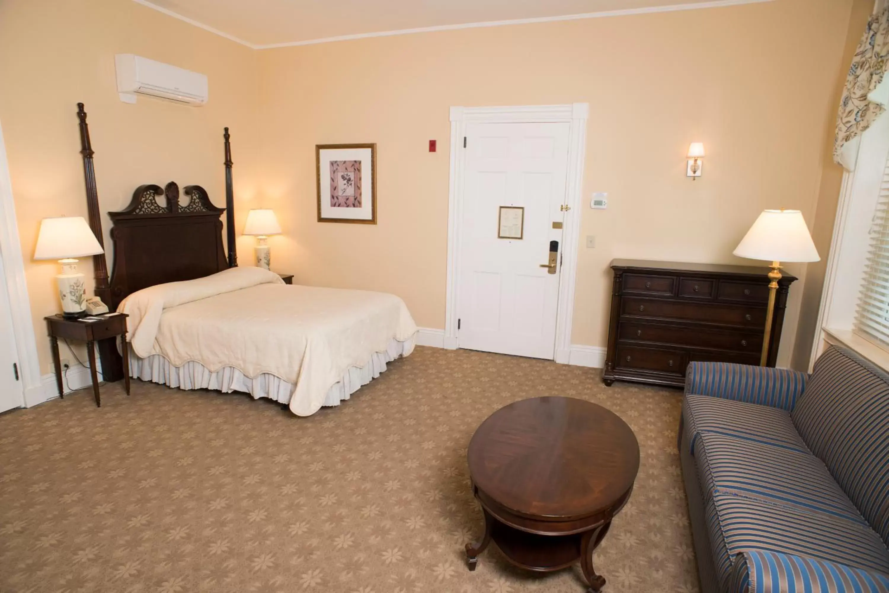 Bedroom, Bed in Middlebury Inn