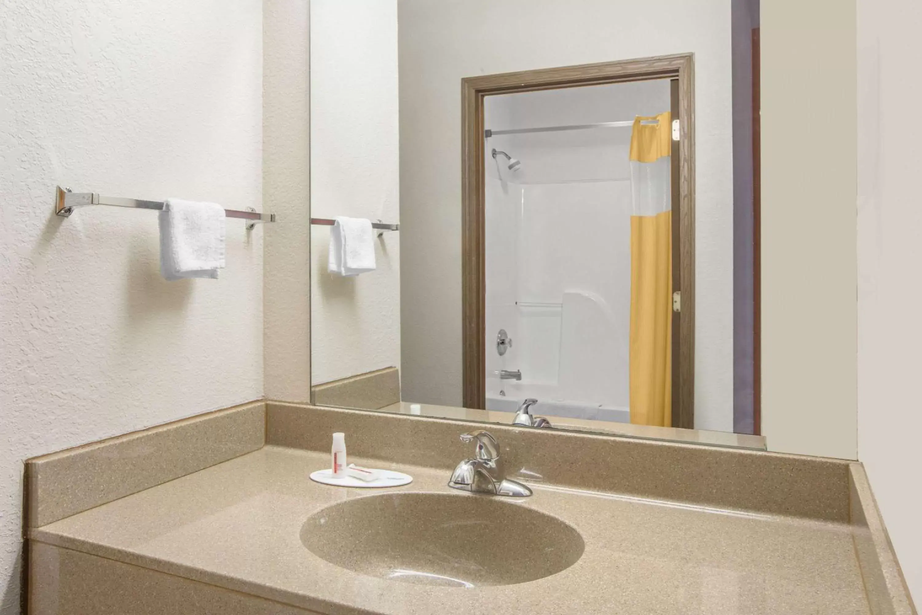 Photo of the whole room in Days Inn by Wyndham Butler Photo of the whole room in Days Inn by Wyndham Butler