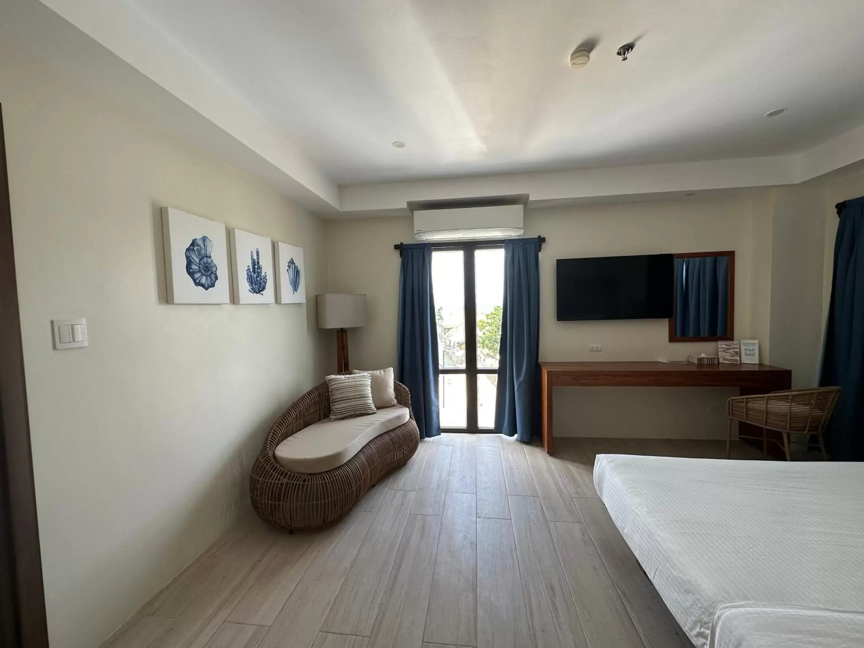 Bedroom, TV/Entertainment Center in Bluewater Maribago Beach Resort