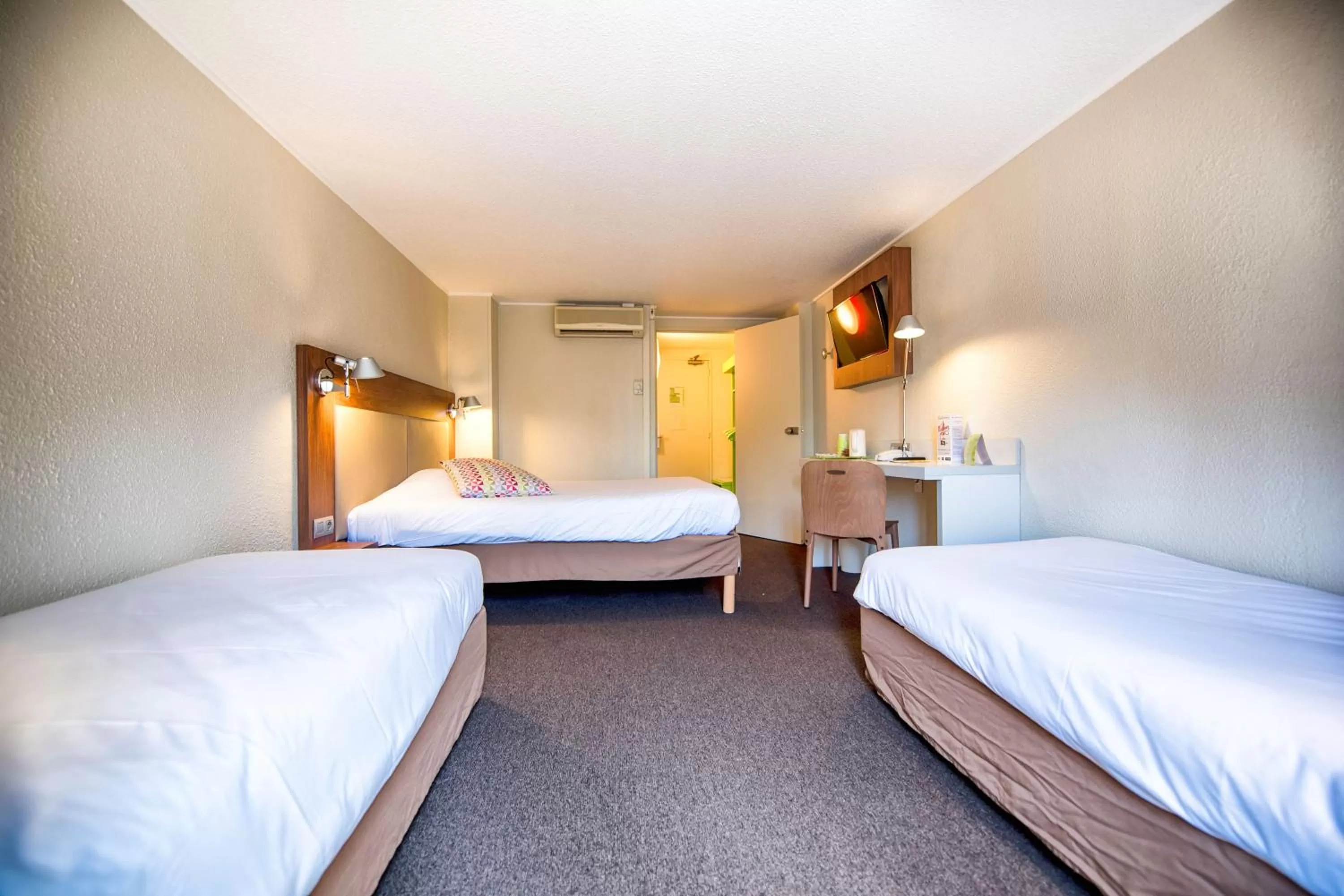 Photo of the whole room, Bed in Campanile Deauville Saint-Arnoult