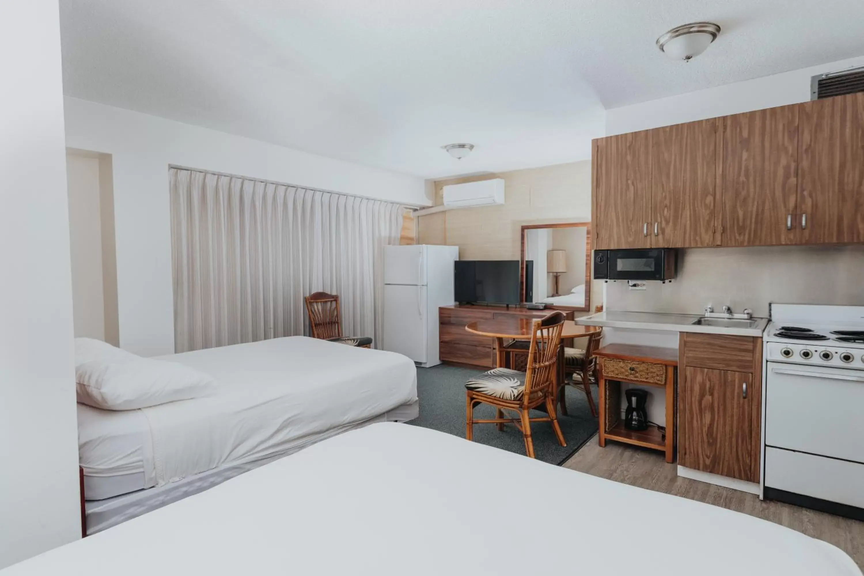 Bed, Kitchen/Kitchenette in Royal Grove Waikiki