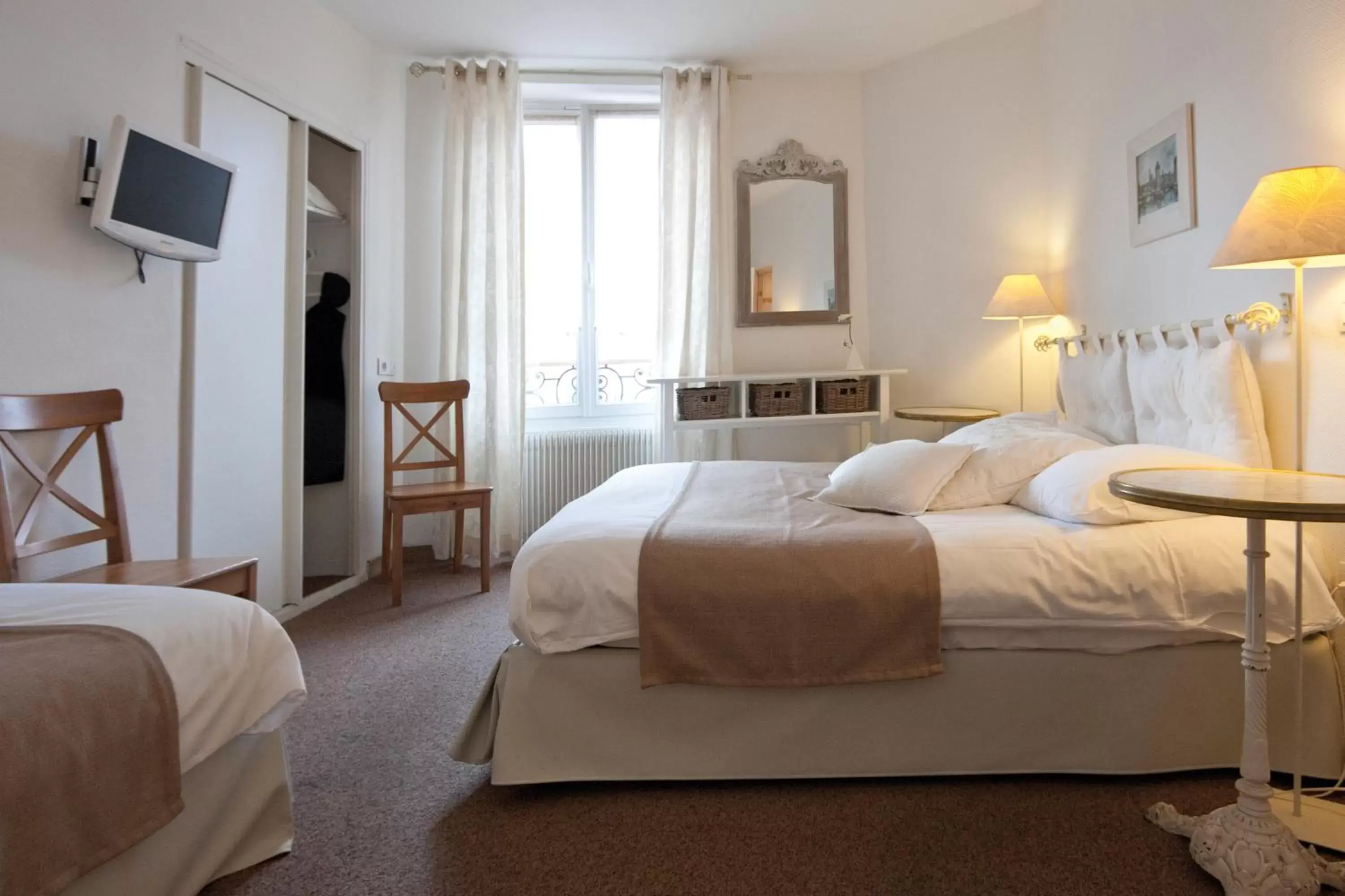 Photo of the whole room, Bed in Le Kléber Hôtel