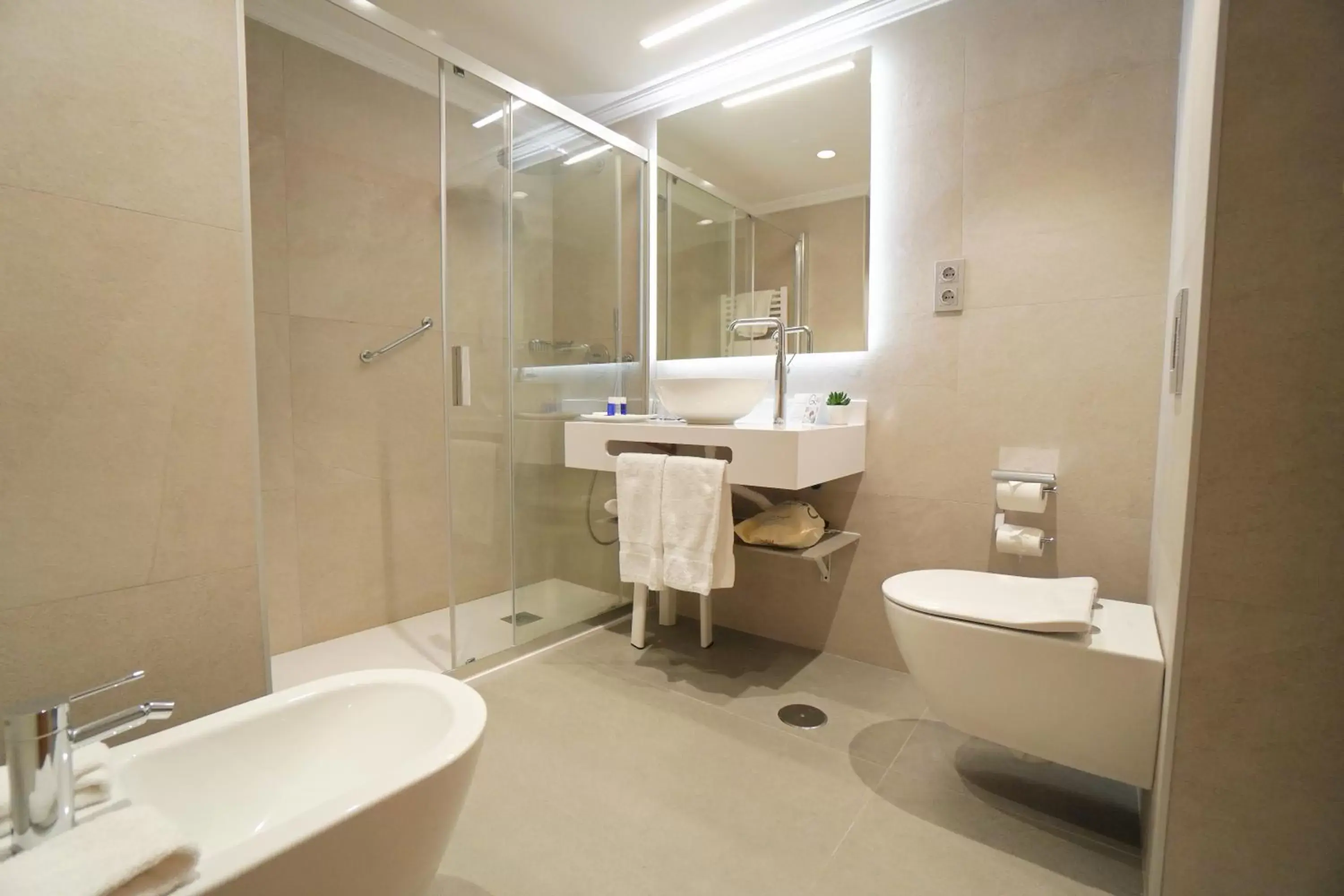 Property building, Bathroom in Aparto-Hotel Rosales