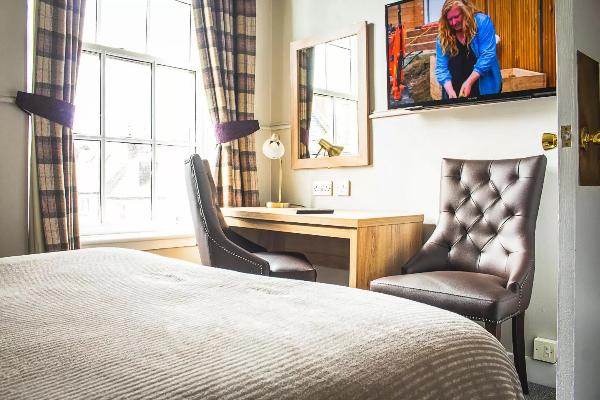 Bed, Seating Area in Cove Bay Hotel