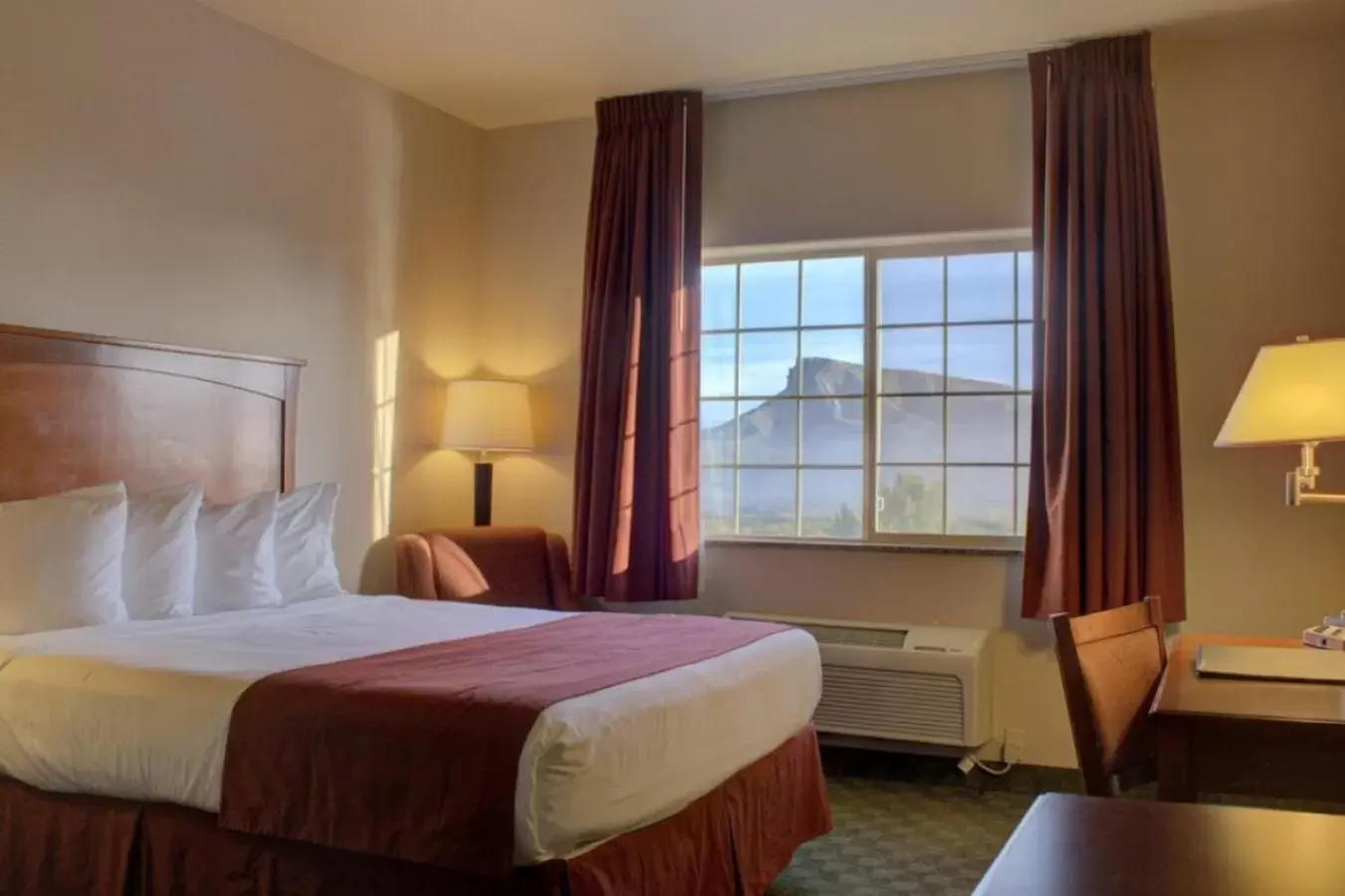 View (from property/room), Bed in Allington Inn & Suites Kremmling