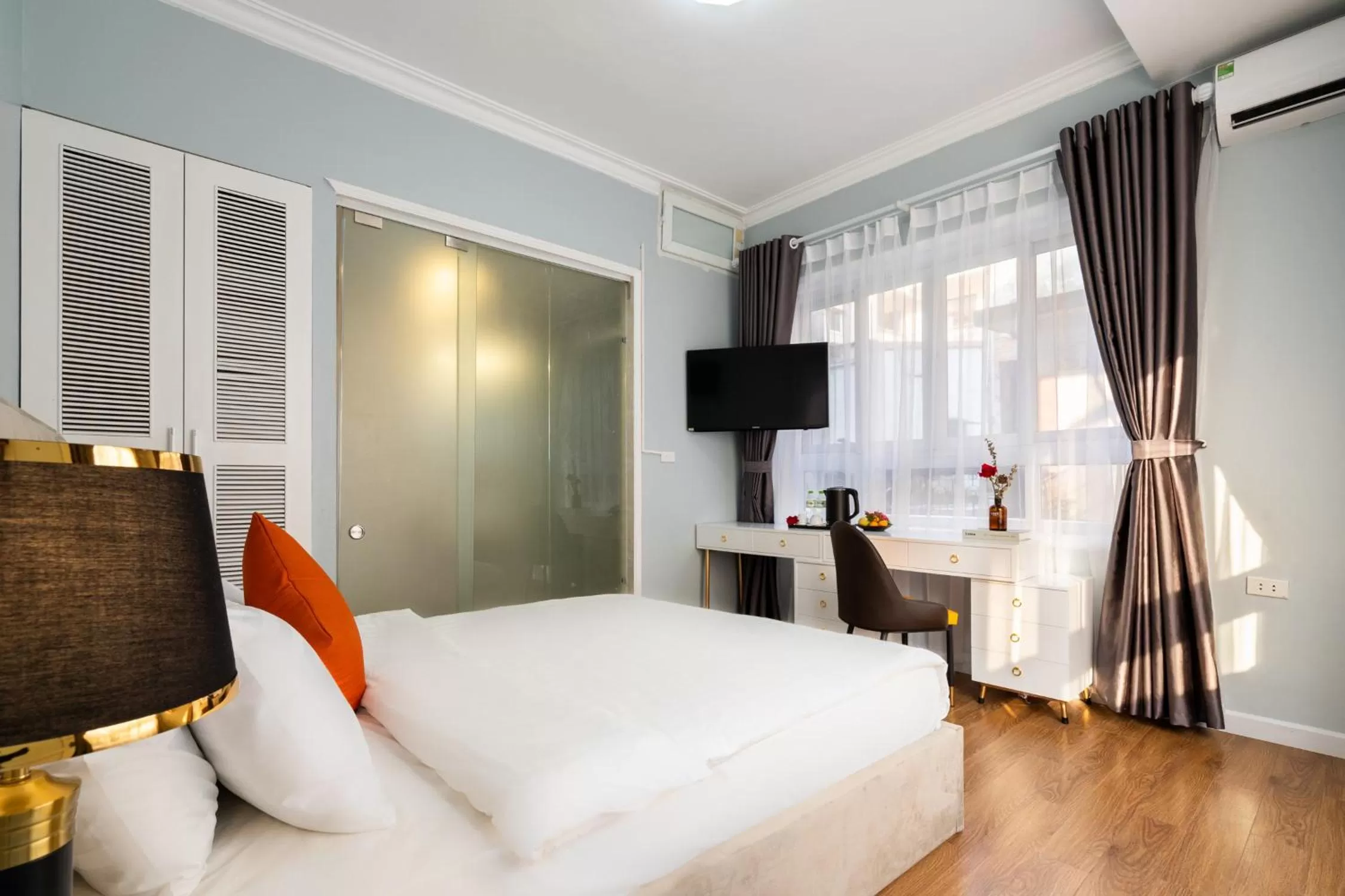 Photo of the whole room, Bed in Hanoi Memory Legends Hotel