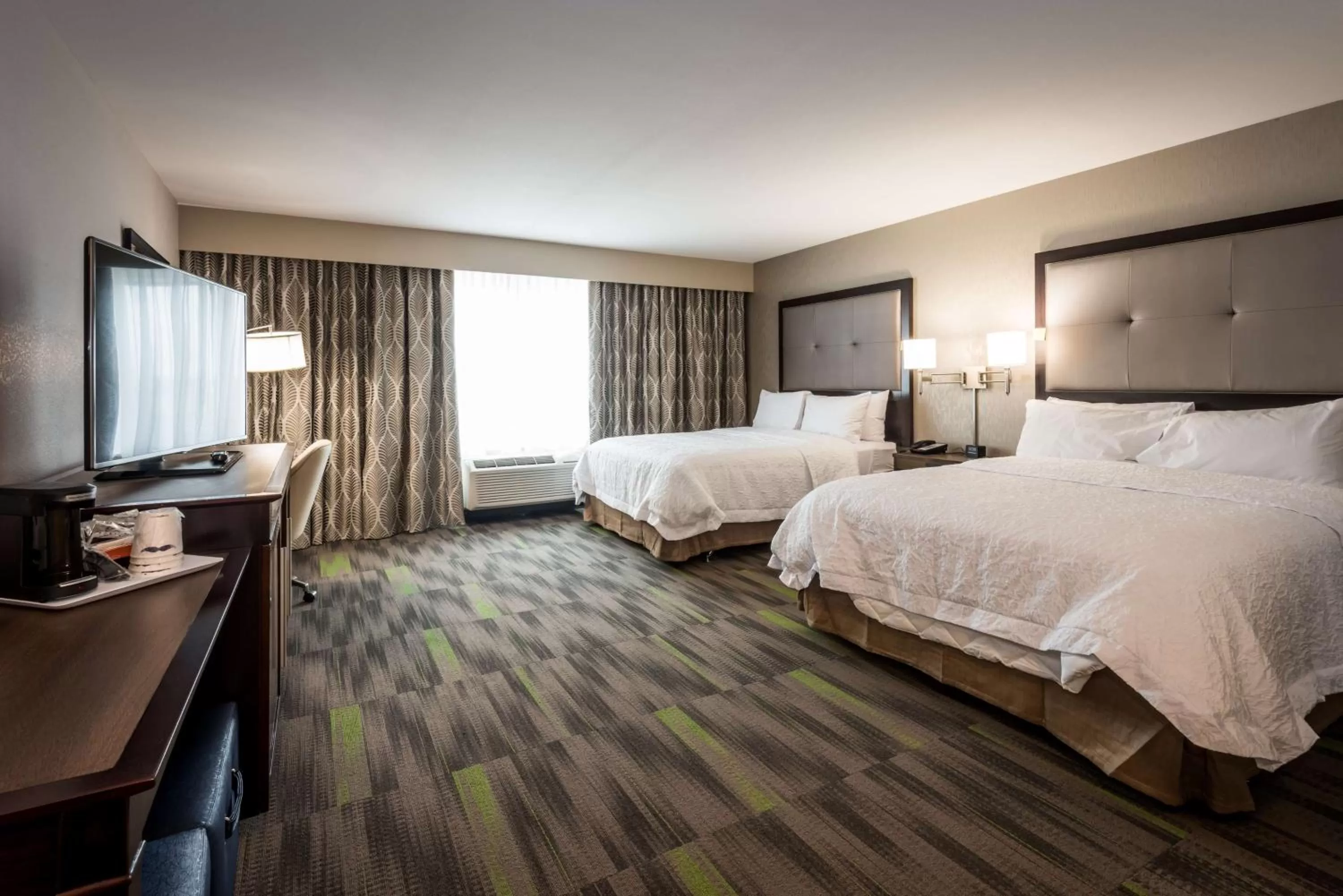 Bed in Hampton Inn & Suites By Hilton Hammond, In