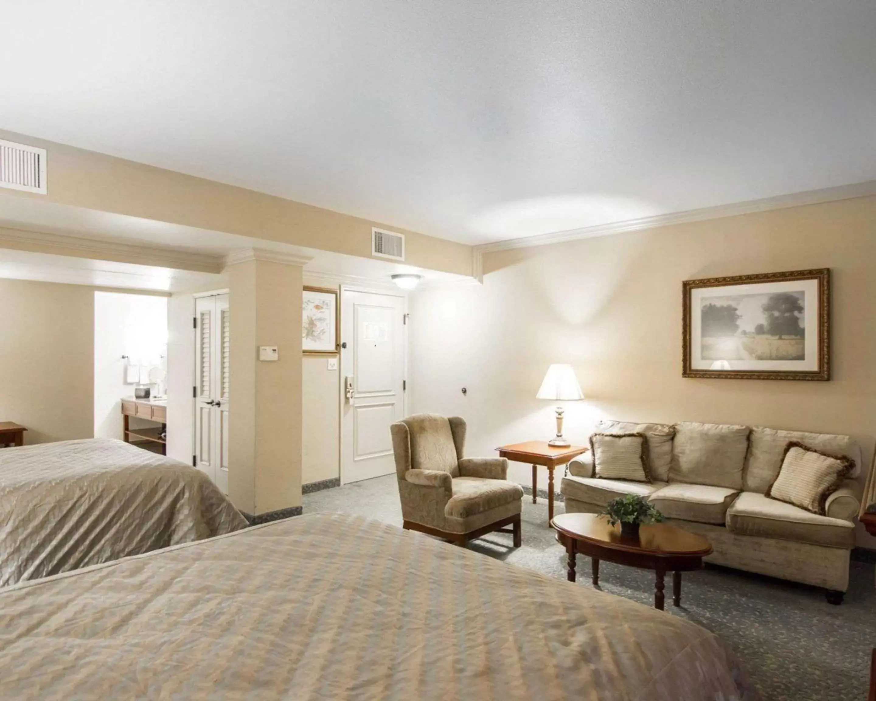 Photo of the whole room, Seating Area in Liberty Hotel, Ascend Hotel Collection