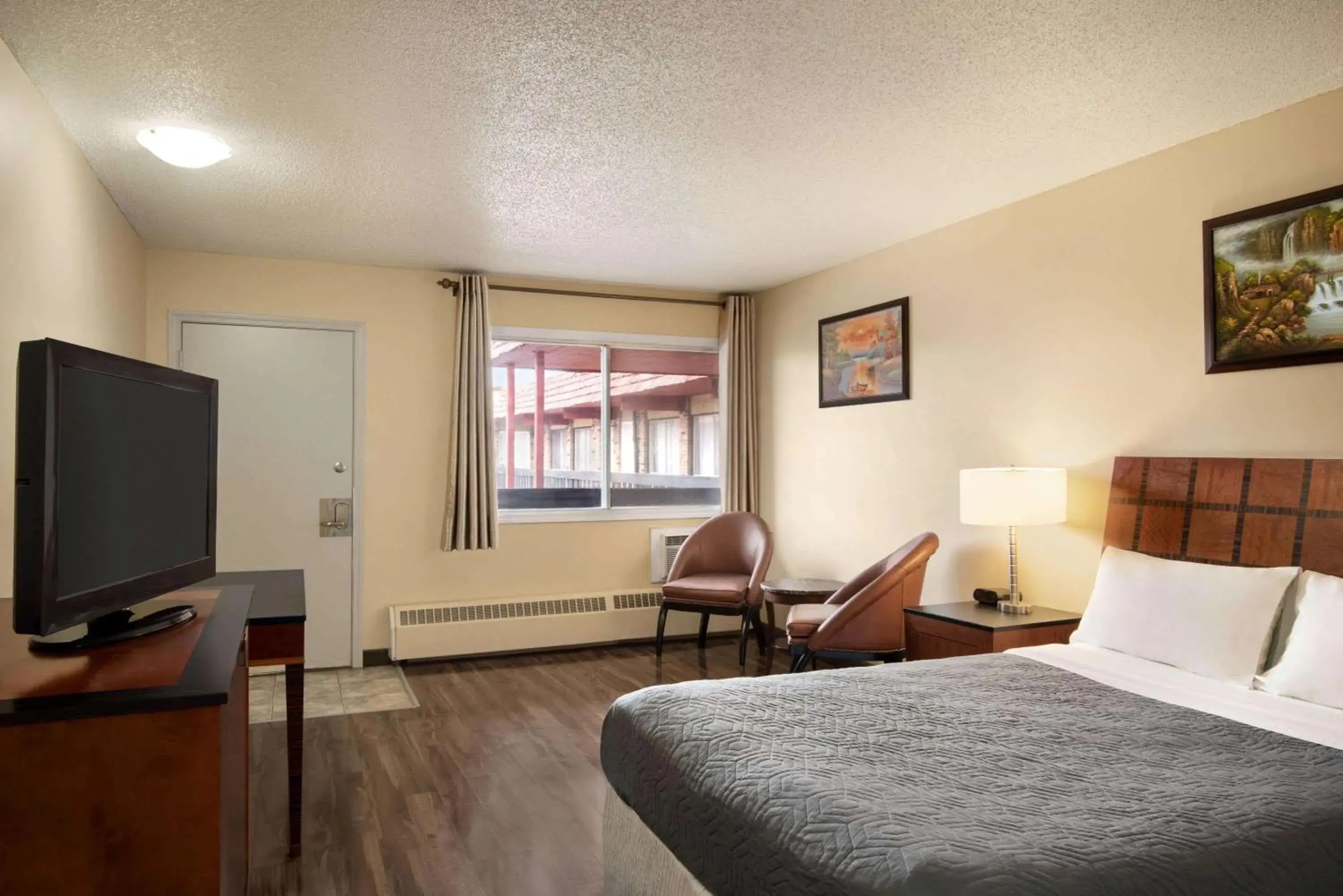 Photo of the whole room, TV/Entertainment Center in Travelodge by Wyndham Swift Current