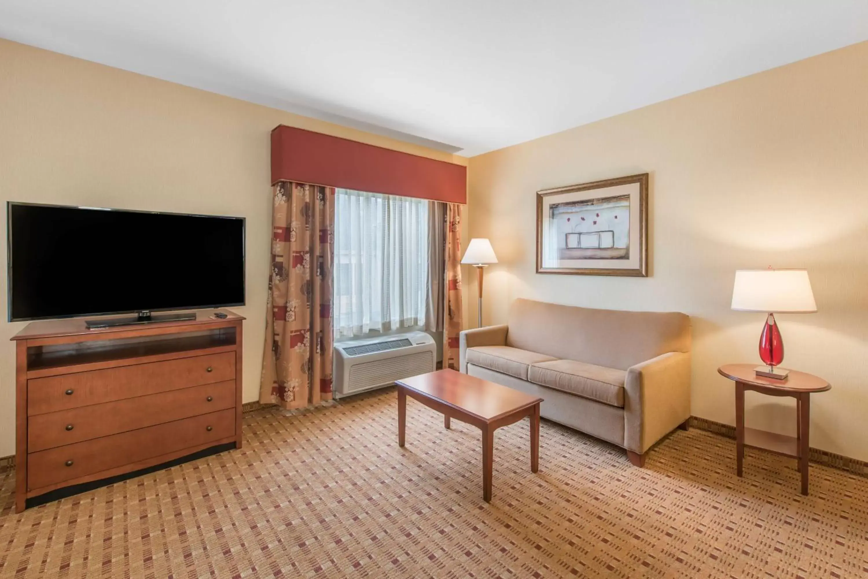 Bedroom, TV/Entertainment Center in Hampton Inn & Suites Arcata