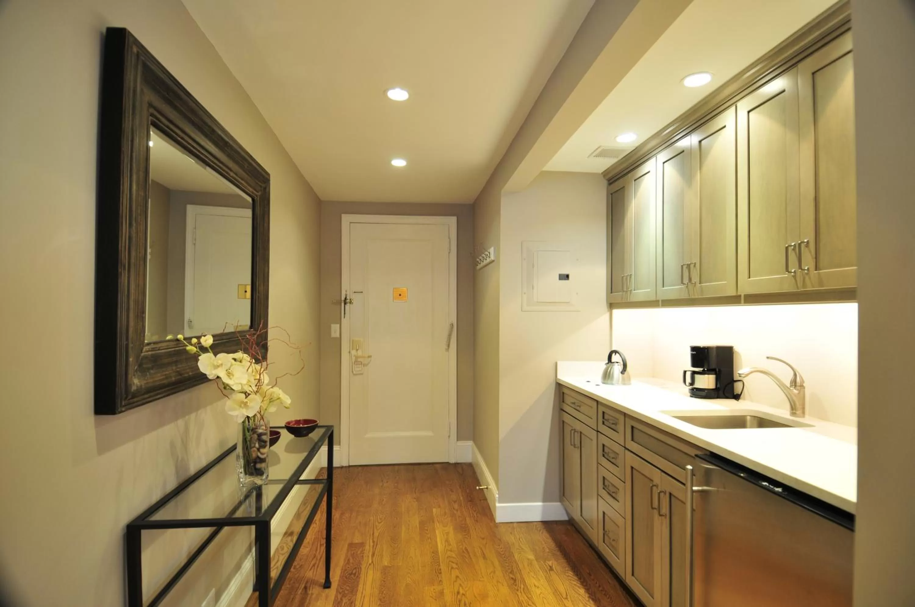 Kitchen or kitchenette in Lombardy Hotel