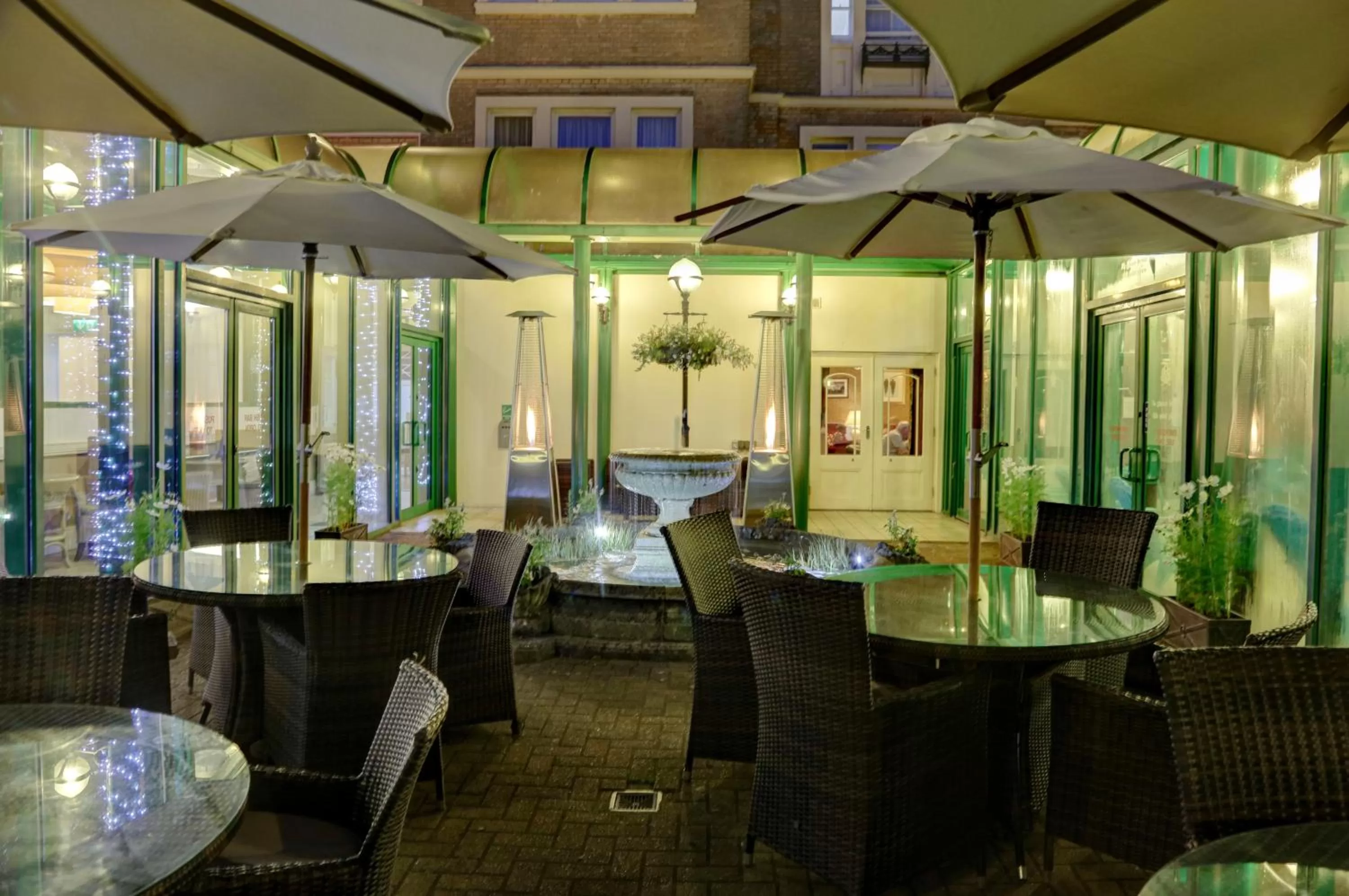 Patio in Norfolk Royale Hotel