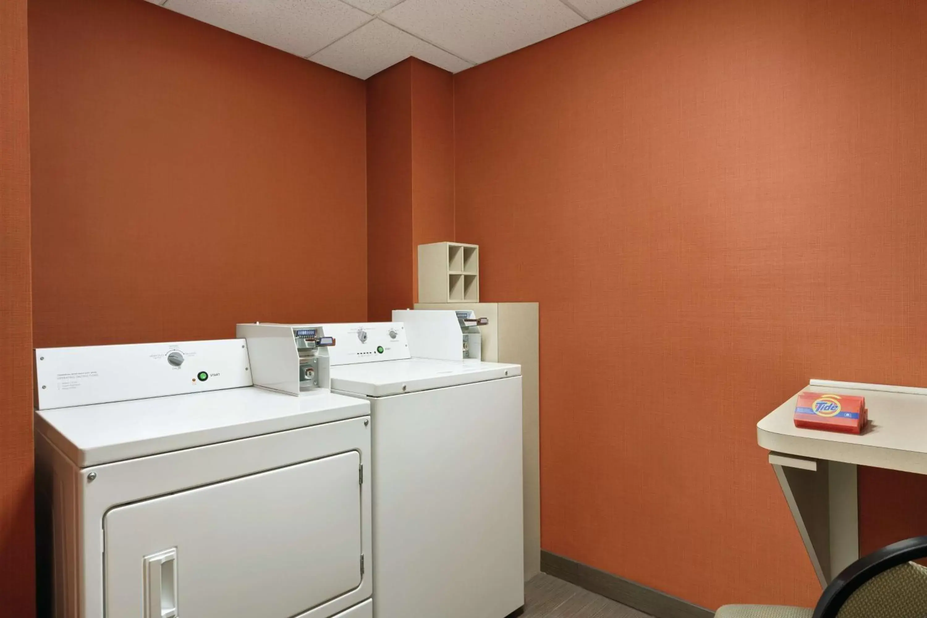 Property building, Bathroom in Hampton Inn Atlanta-Stone Mountain