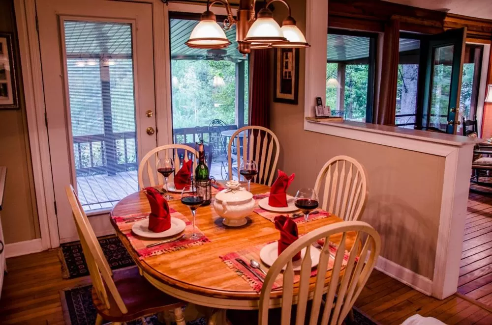 Dining area in Asheville Cabins of Willow Winds
