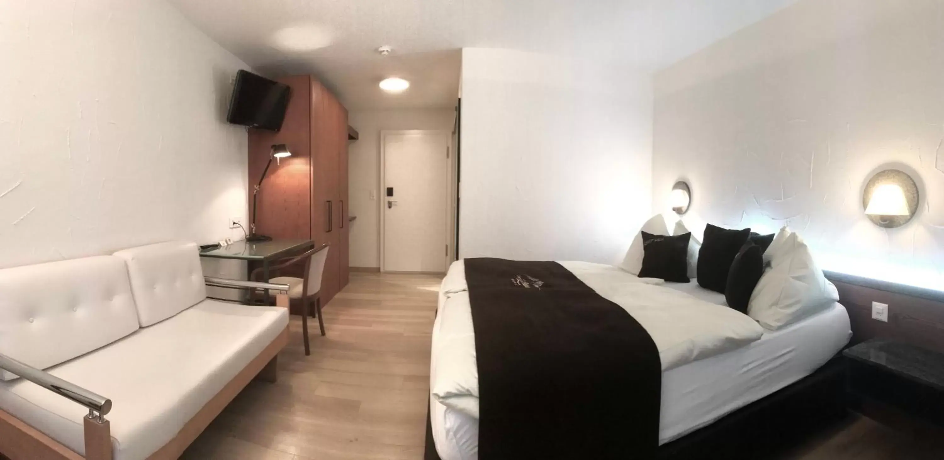 Photo of the whole room in Seehotel Pilatus