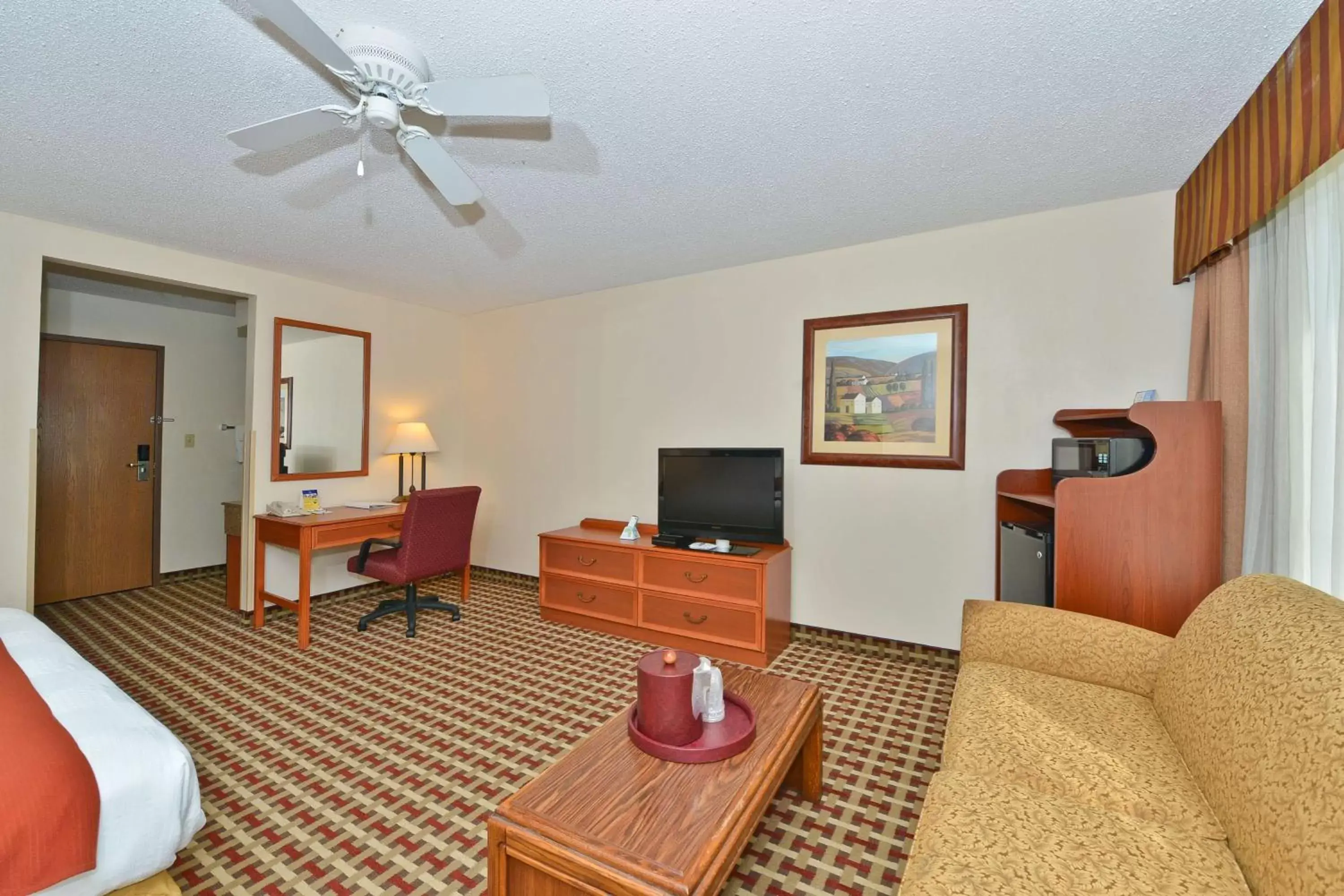 Photo of the whole room, Seating Area in Best Western Marion Hotel