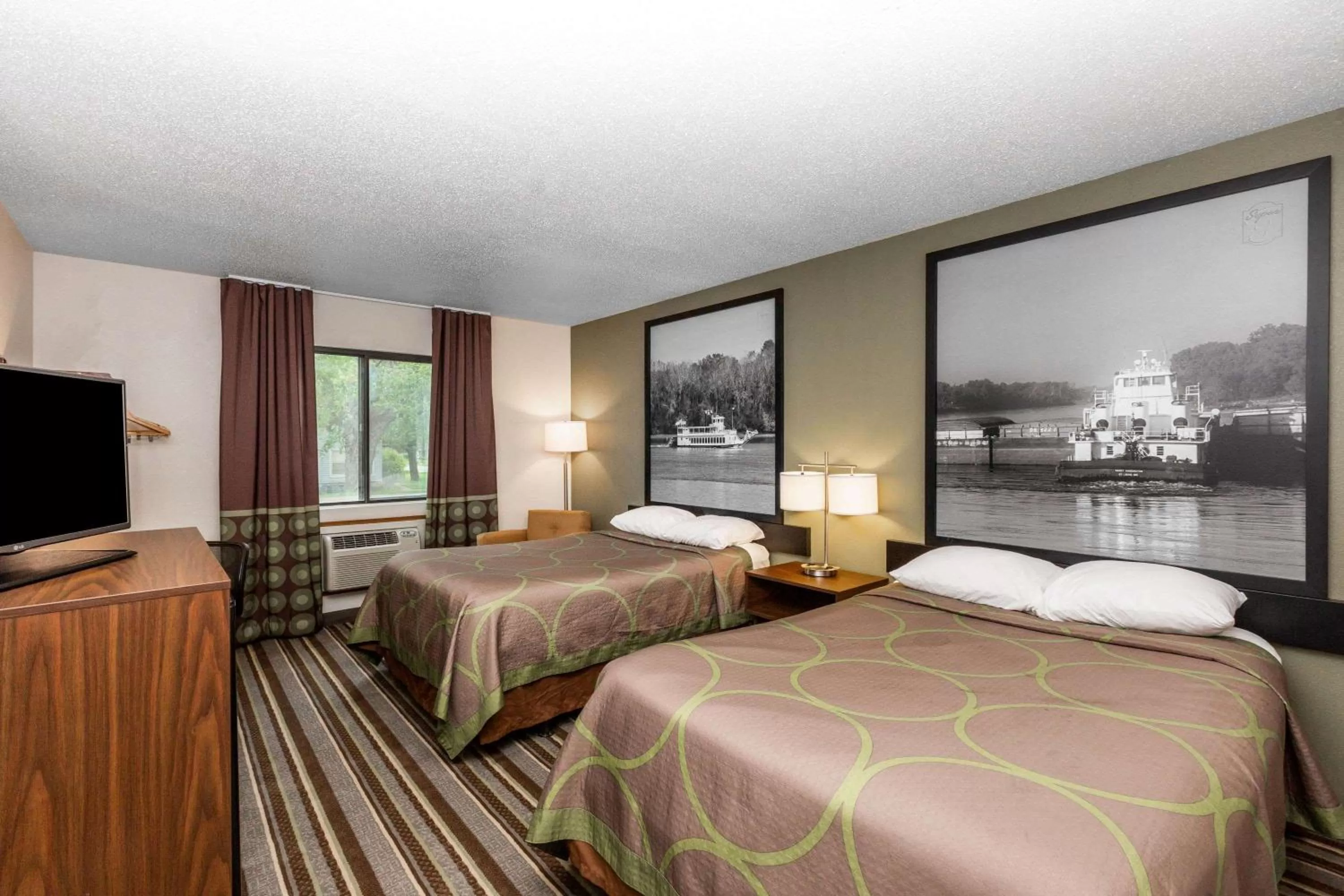 Photo of the whole room, Bed in Super 8 by Wyndham Storm Lake