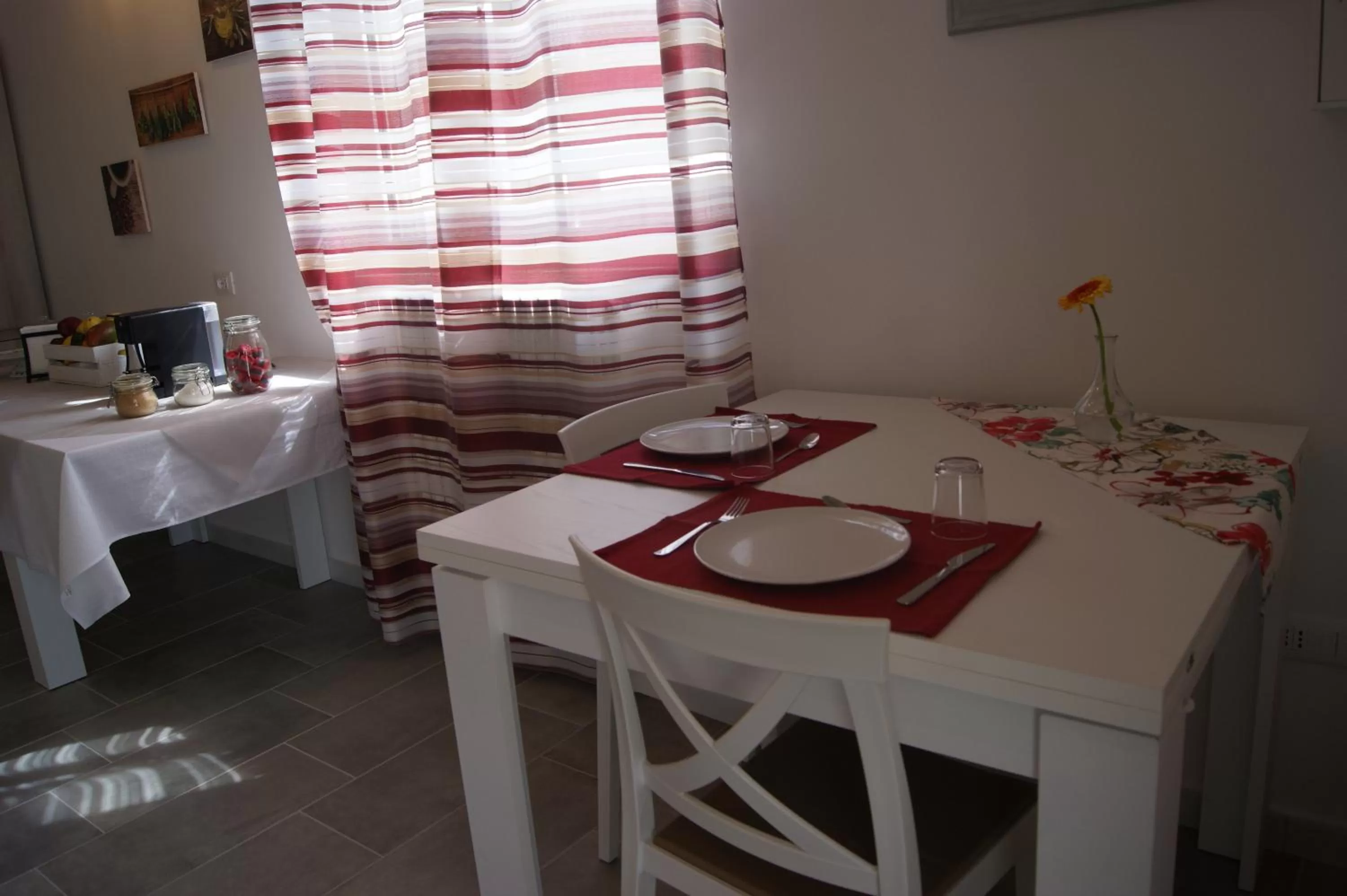 Communal lounge/ TV room, Restaurant/Places to Eat in Arome B&B