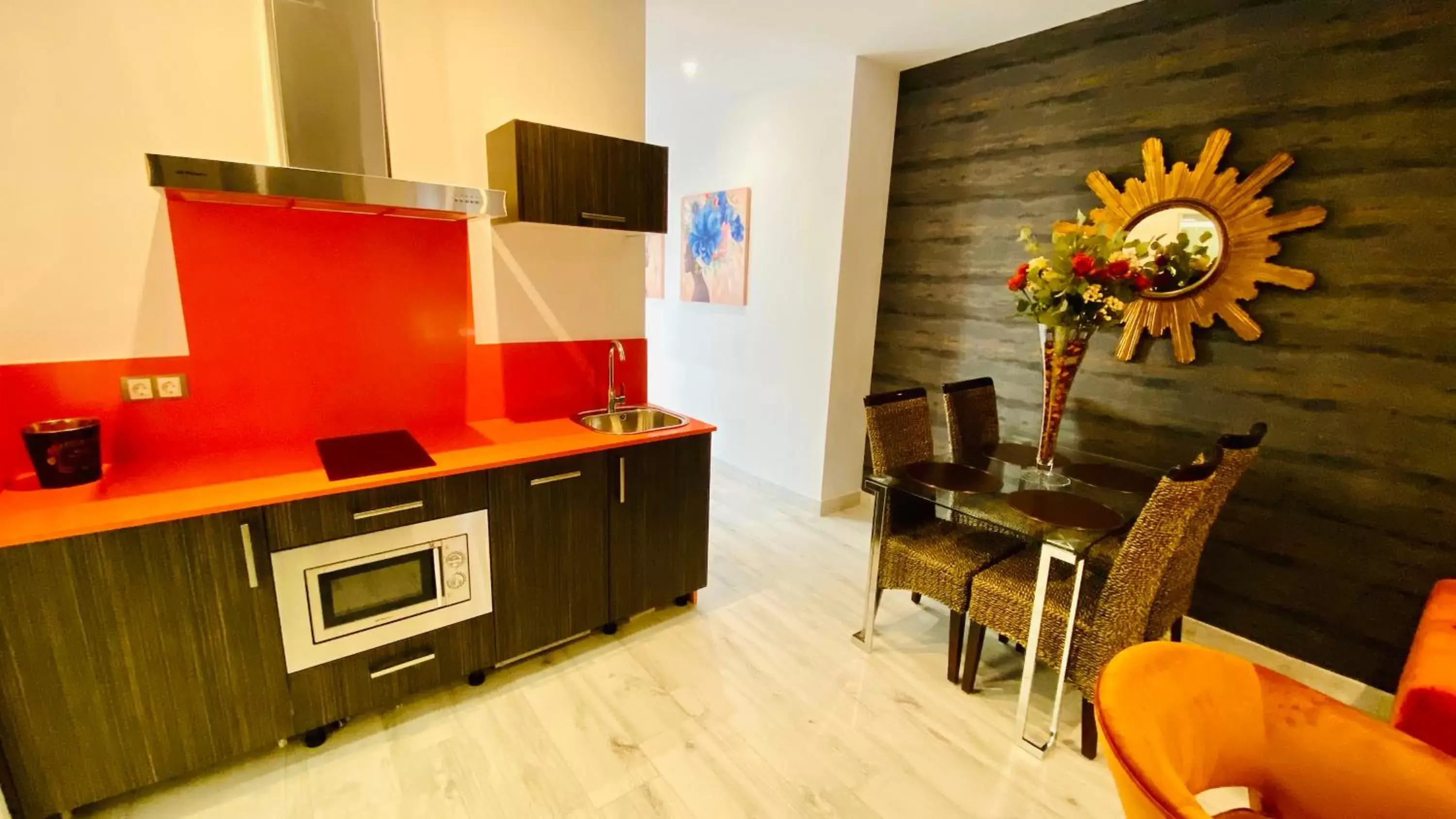 Photo of the whole room, Kitchen/Kitchenette in Apartamentos "El Escondite de Triana"