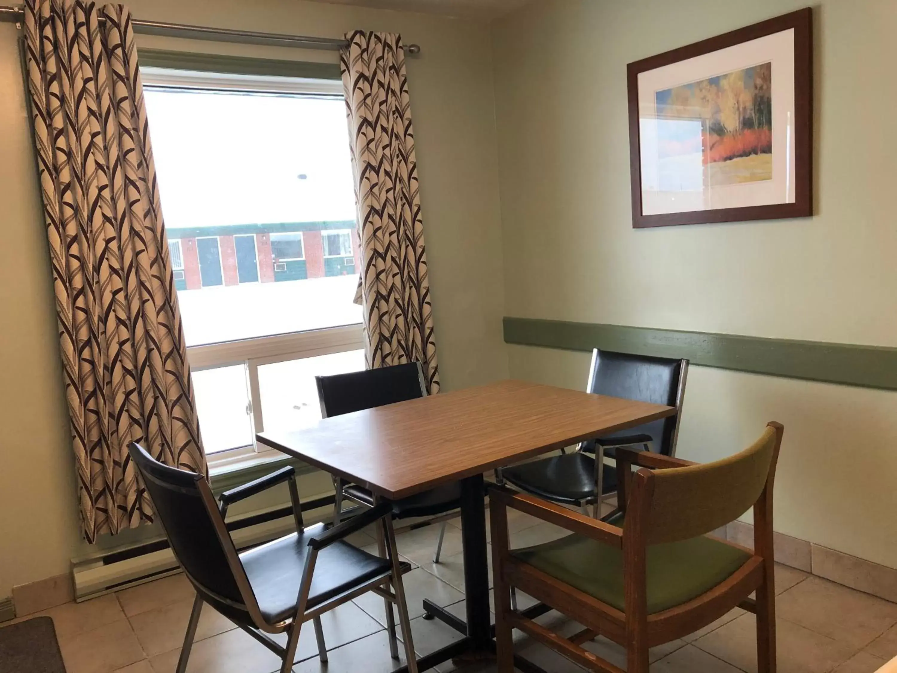 Dining Area in Chimo Motel